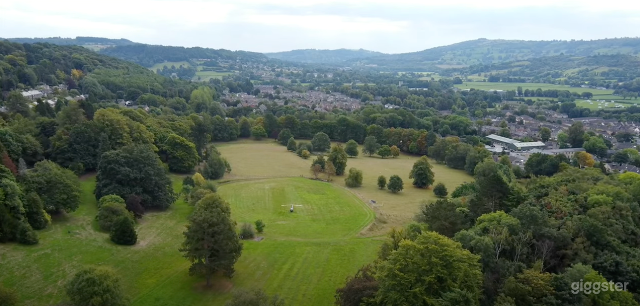 Spacious Outdoor Garden and Courtyard  Photo 1