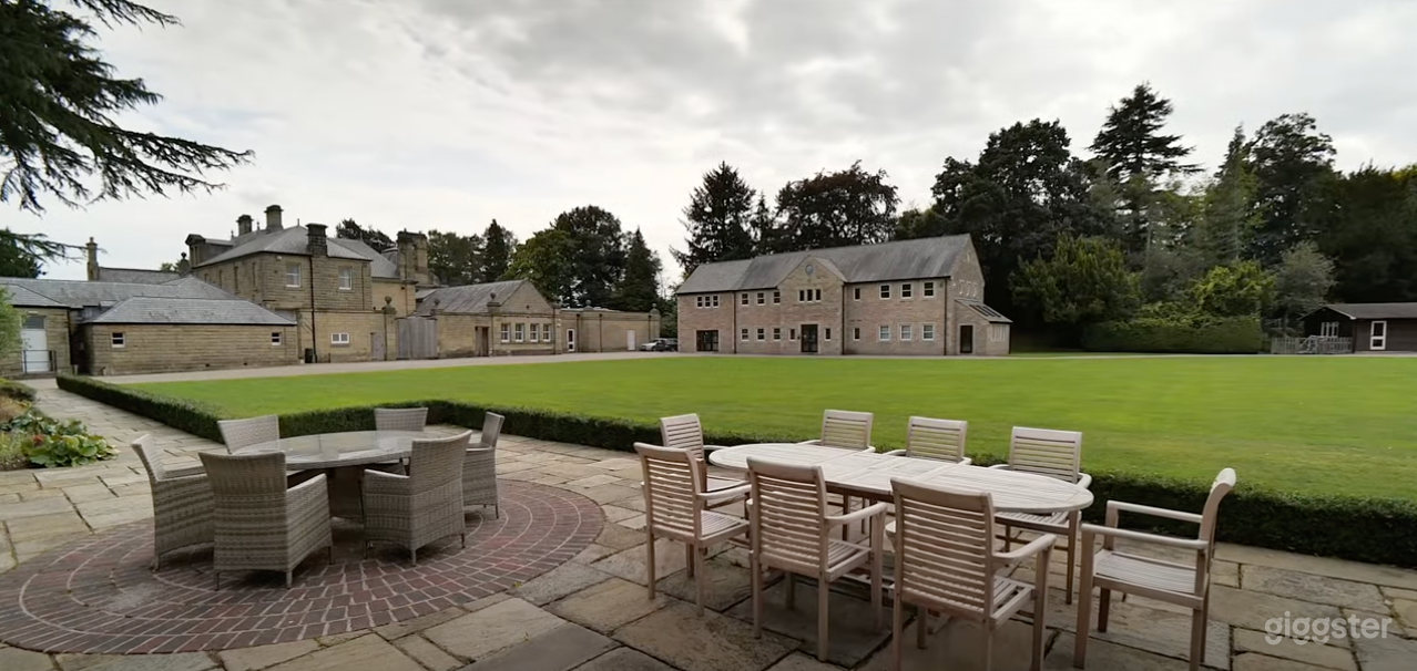 Spacious Outdoor Garden and Courtyard  Photo 3
