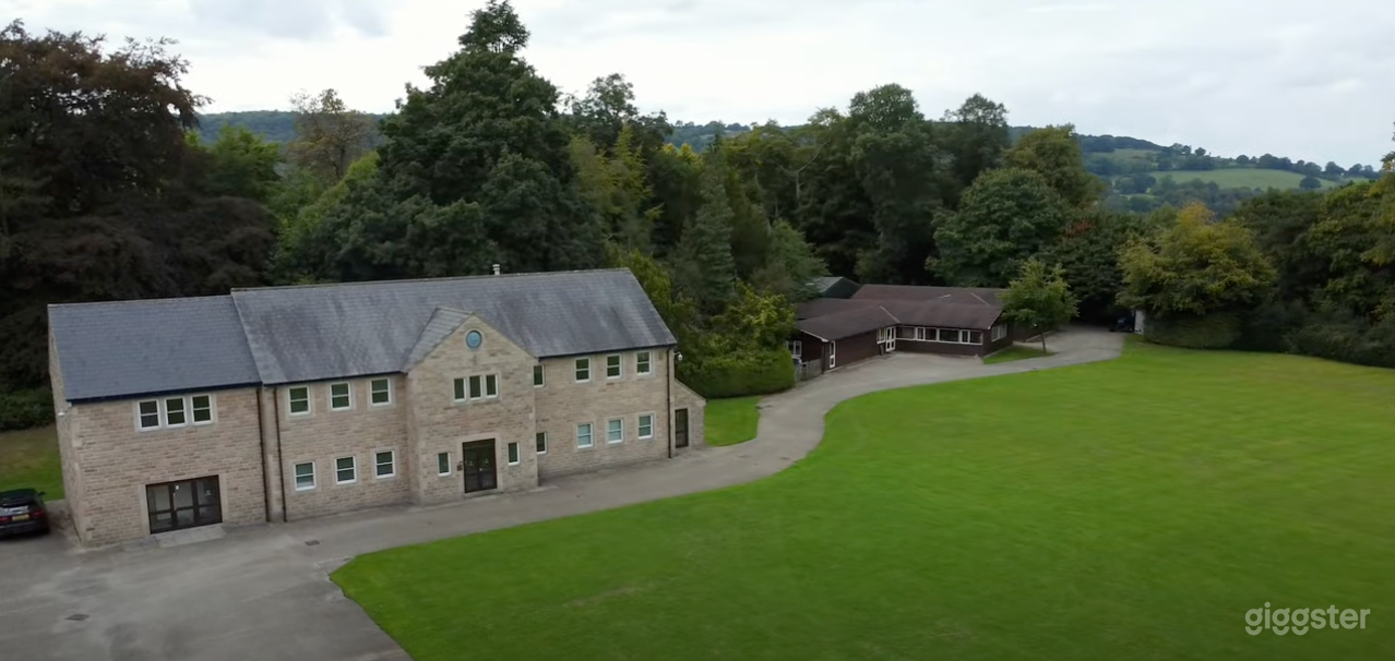 Spacious Outdoor Garden and Courtyard  Photo 4