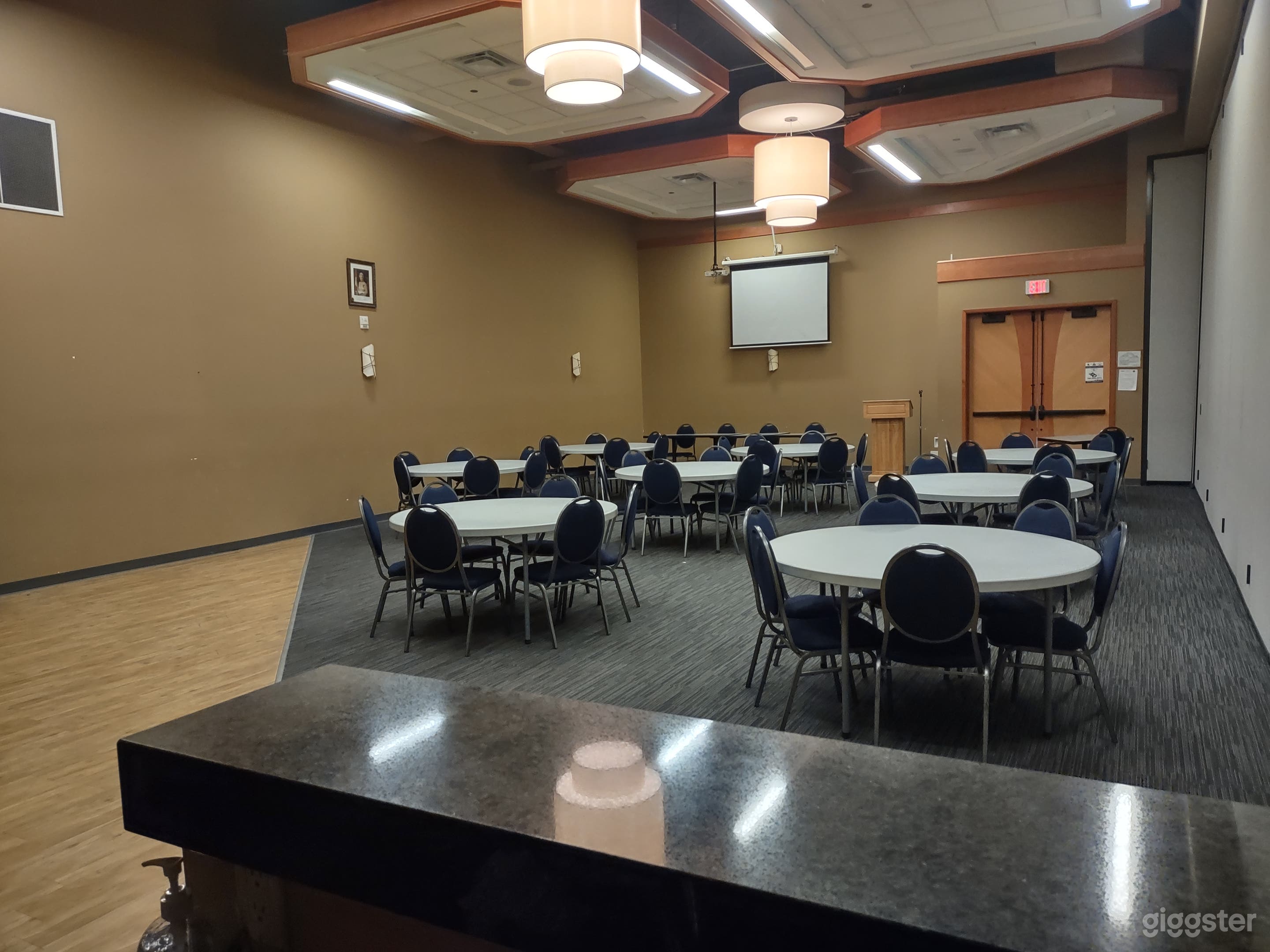 Elegant Small Banquet Hall Photo 2