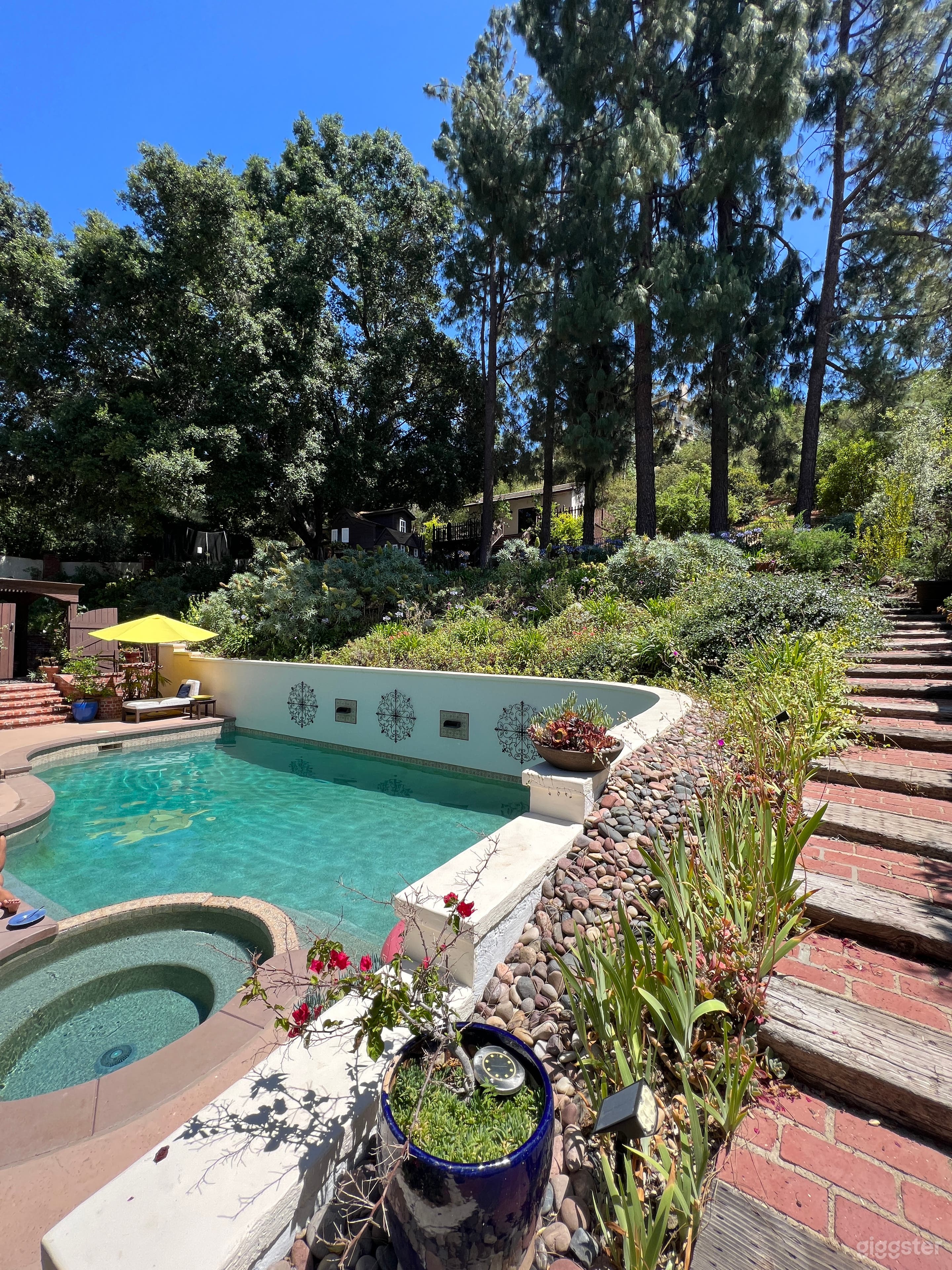 2000sq ft Backyard with Pool, Hot Tub and Garden Photo 4