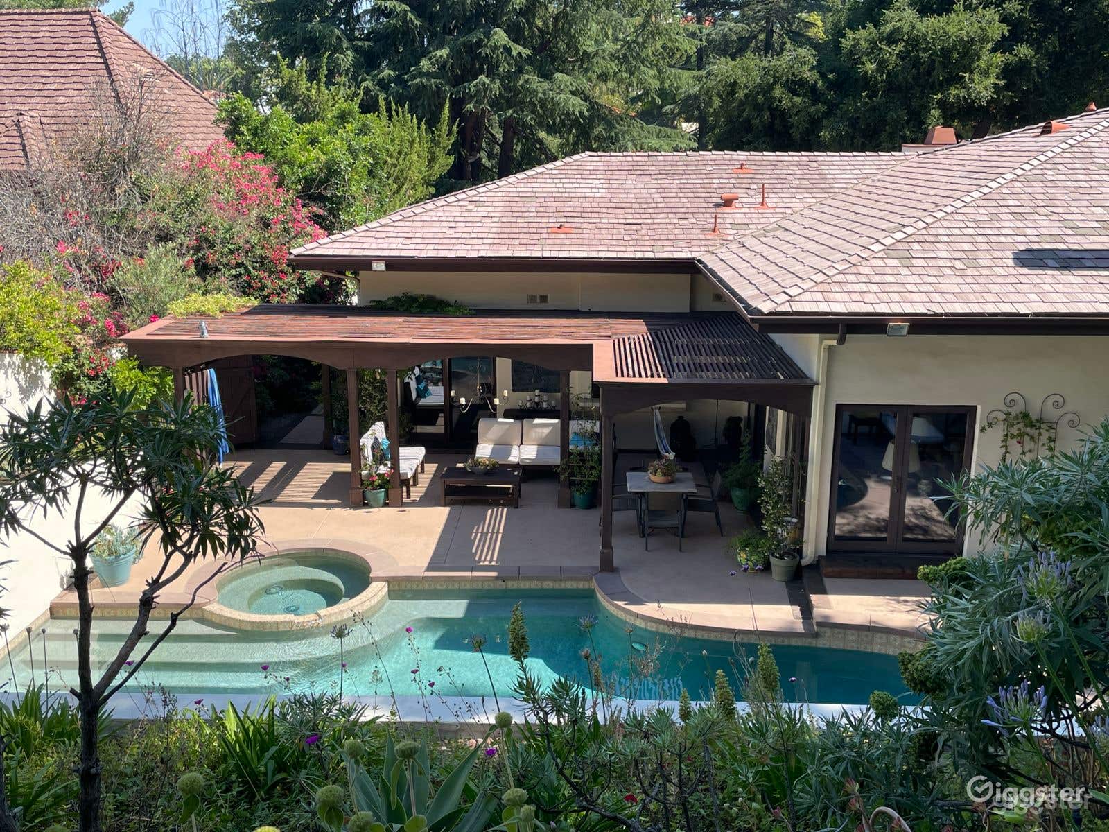 2000sq ft Backyard with Pool, Hot Tub and Garden Photo 3