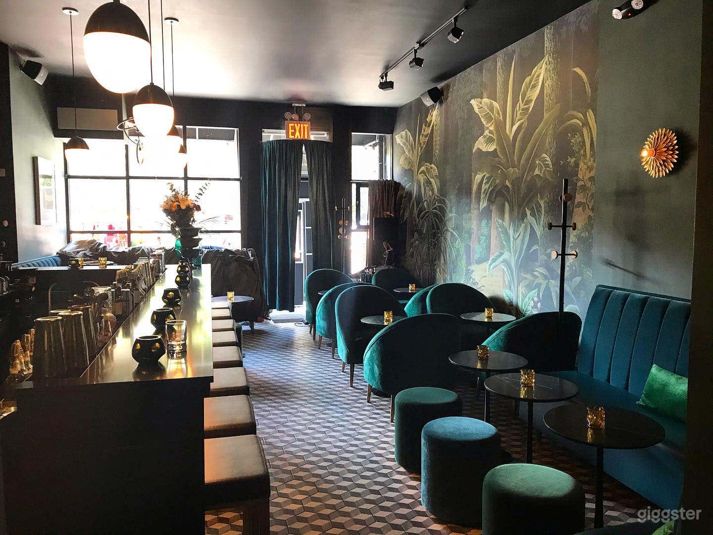 Cozy Cocktail Lounge with Chill Vibe Photo 1