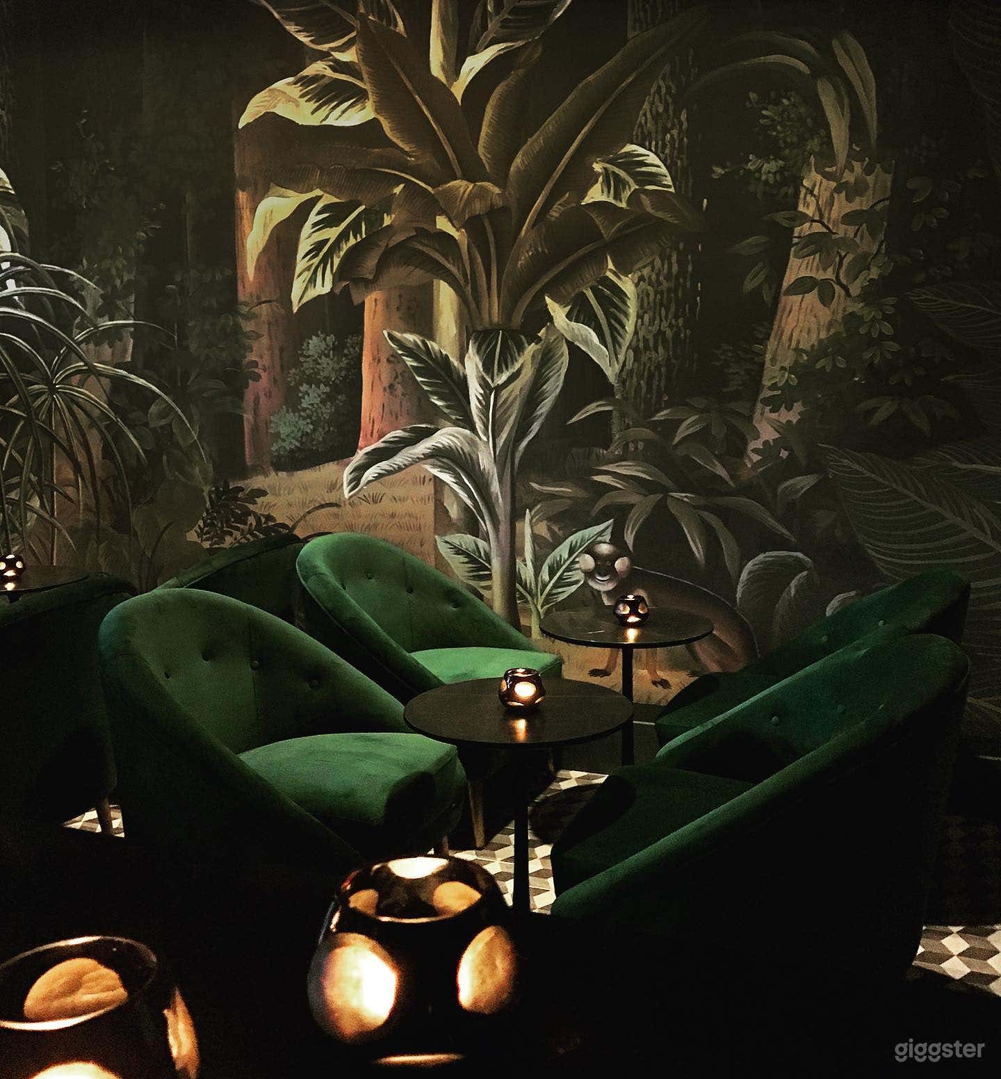 Cozy Cocktail Lounge with Chill Vibe Photo 4