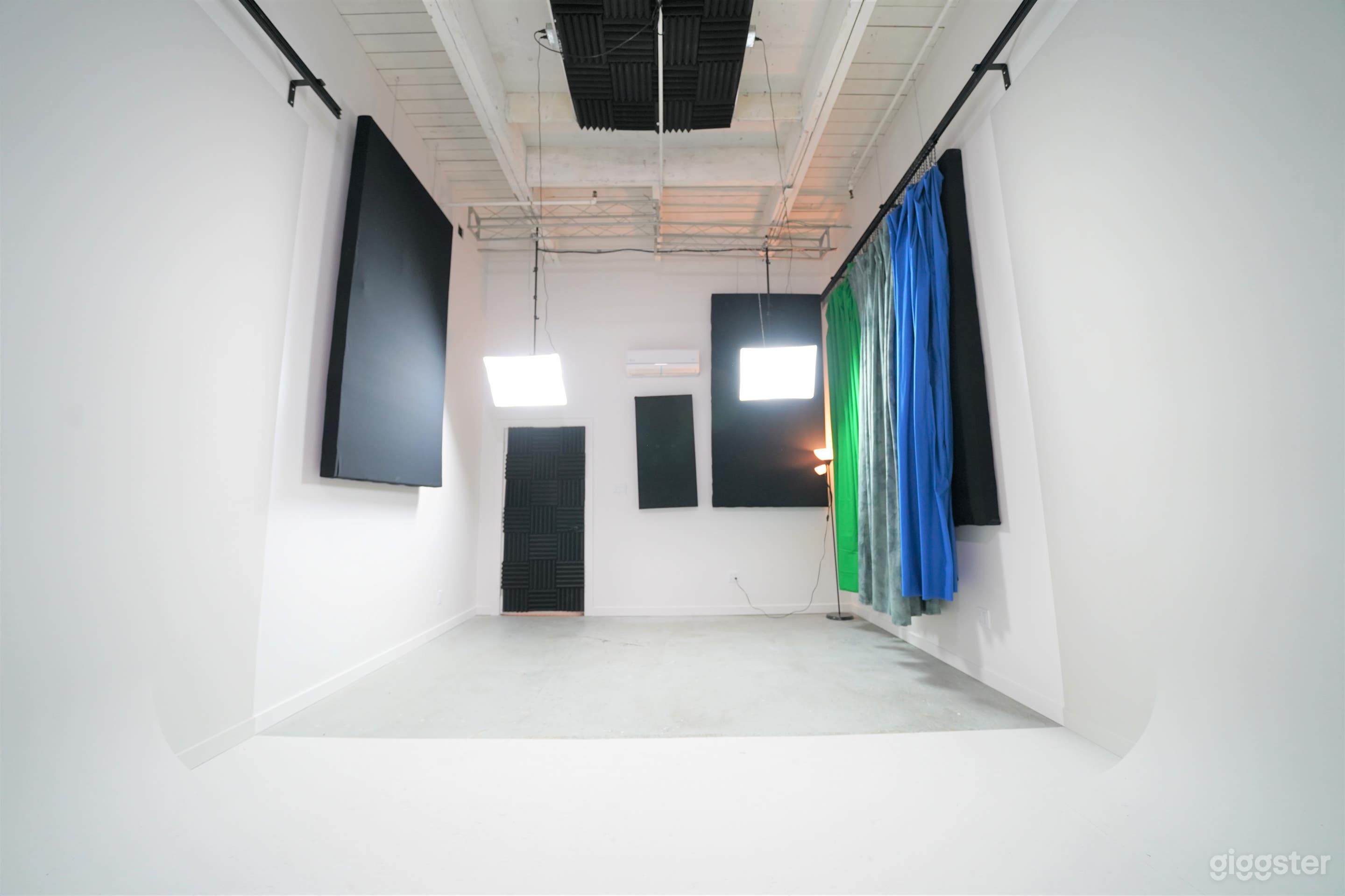 White Cyclorama Photo &amp; Video Studio Photo 2