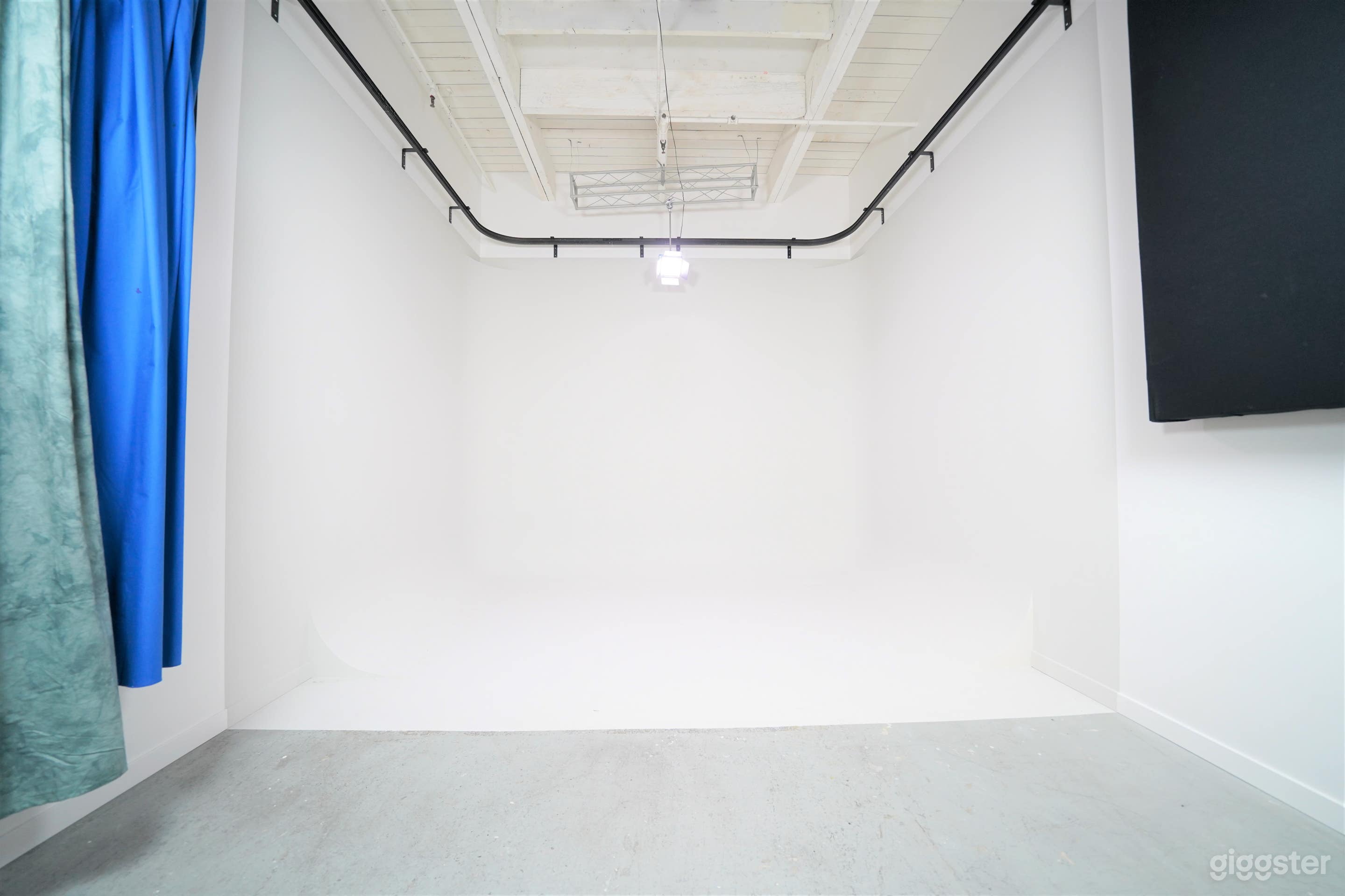 White Cyclorama Photo &amp; Video Studio Photo 1