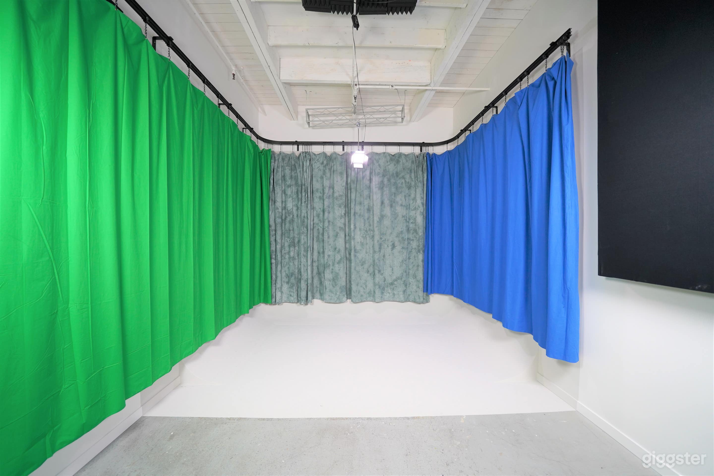 White Cyclorama Photo &amp; Video Studio Photo 3