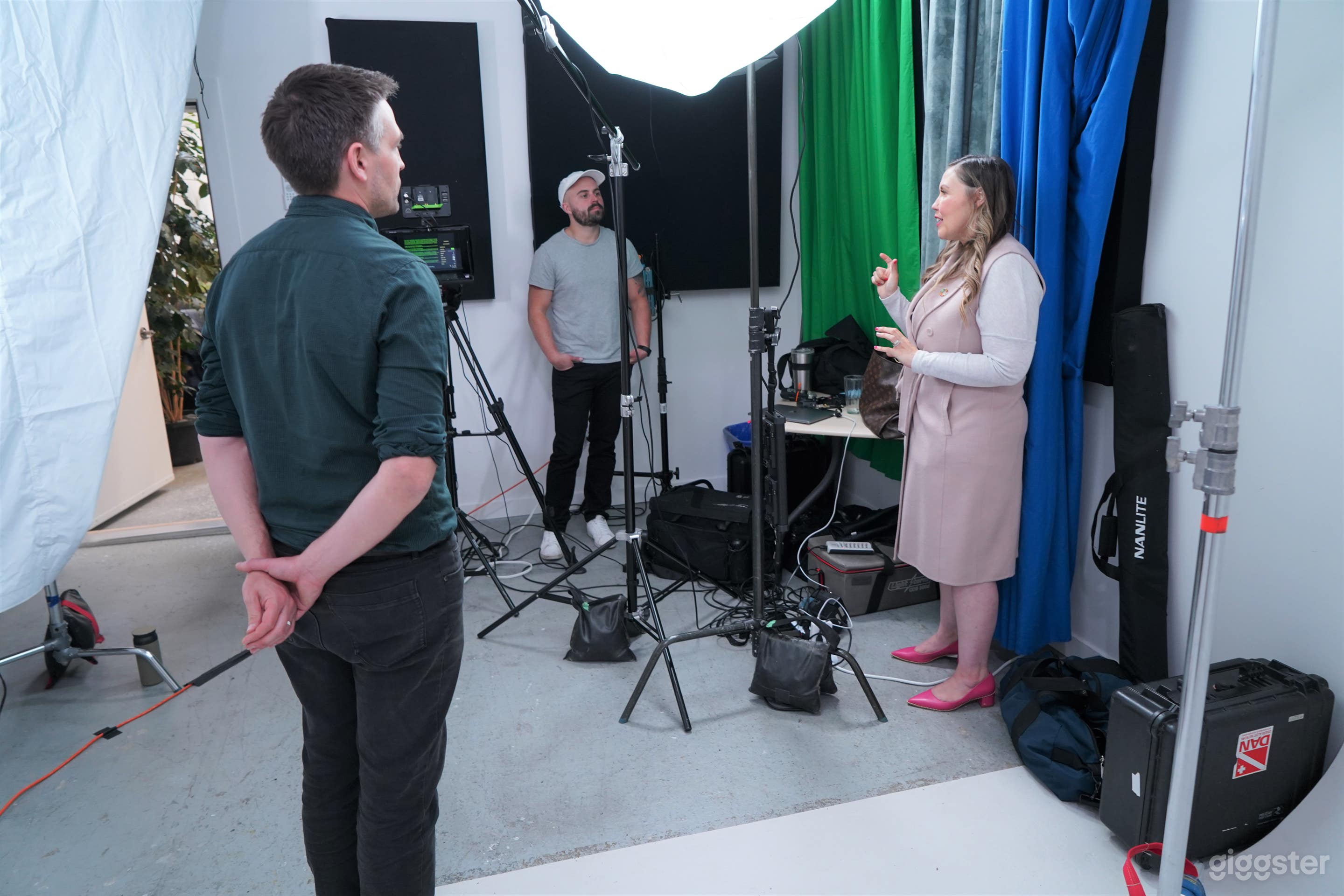 White Cyclorama Photo &amp; Video Studio Photo 4