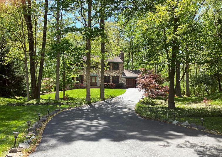 Modern Traditional Colonial Home Photo 2