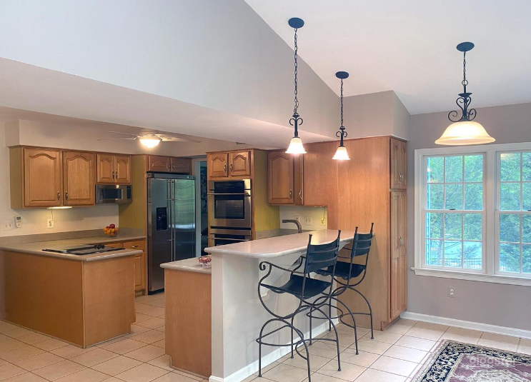 Modern Traditional Colonial Home Photo 4