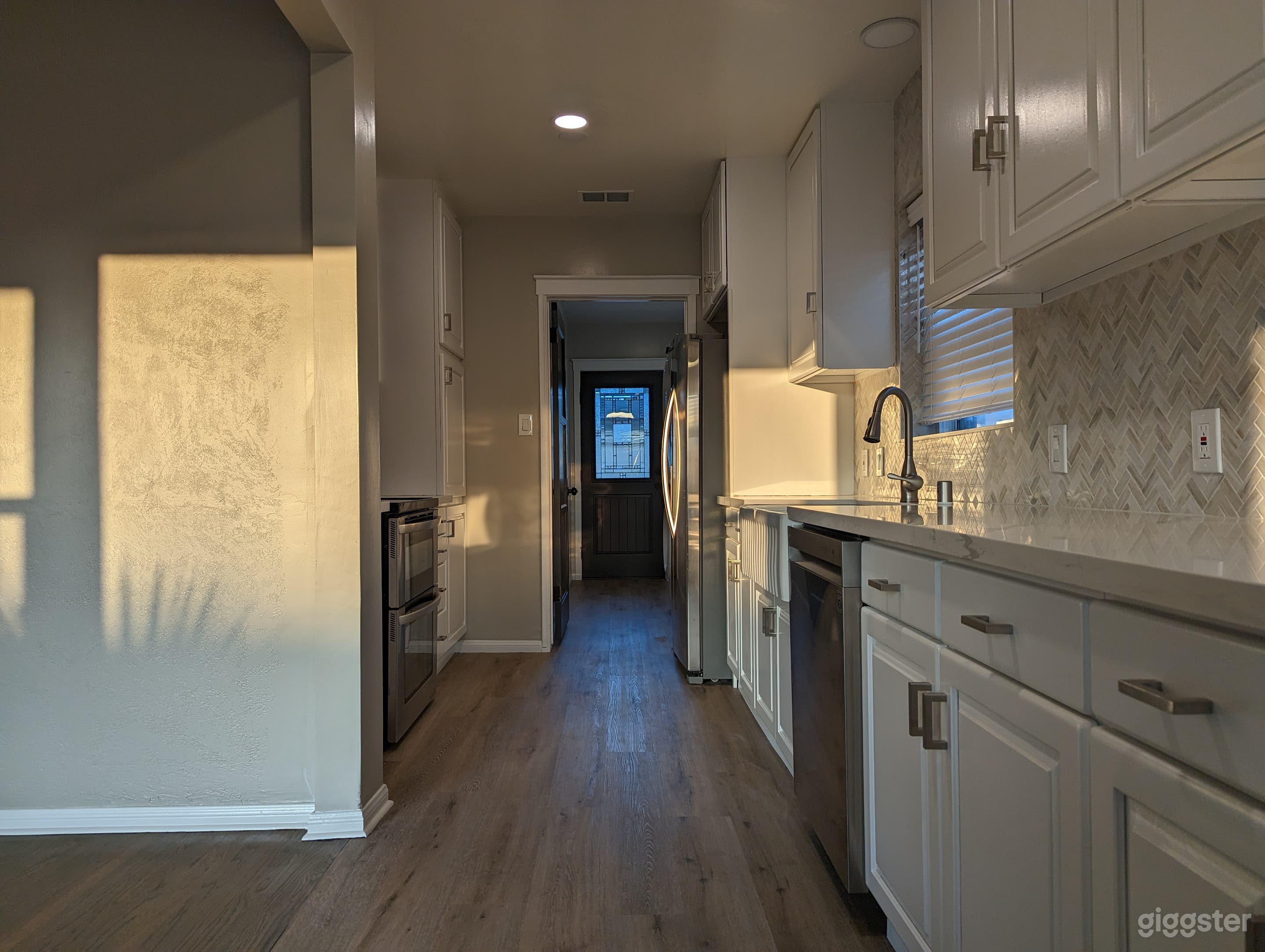 Bright & Spacious "Blank Canvas" Unfurnished Home in LB Photo 4