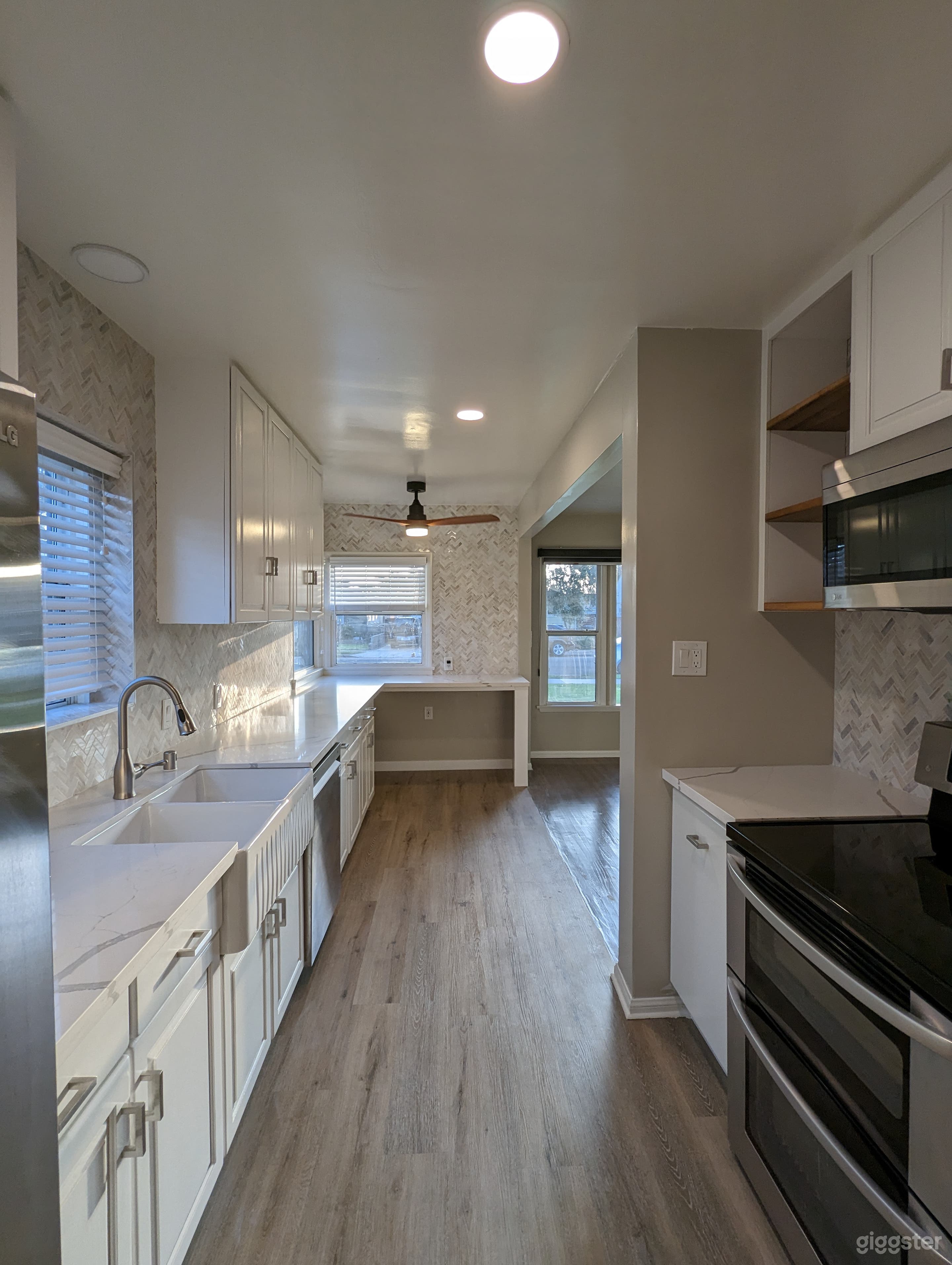Bright & Spacious "Blank Canvas" Unfurnished Home in LB Photo 3