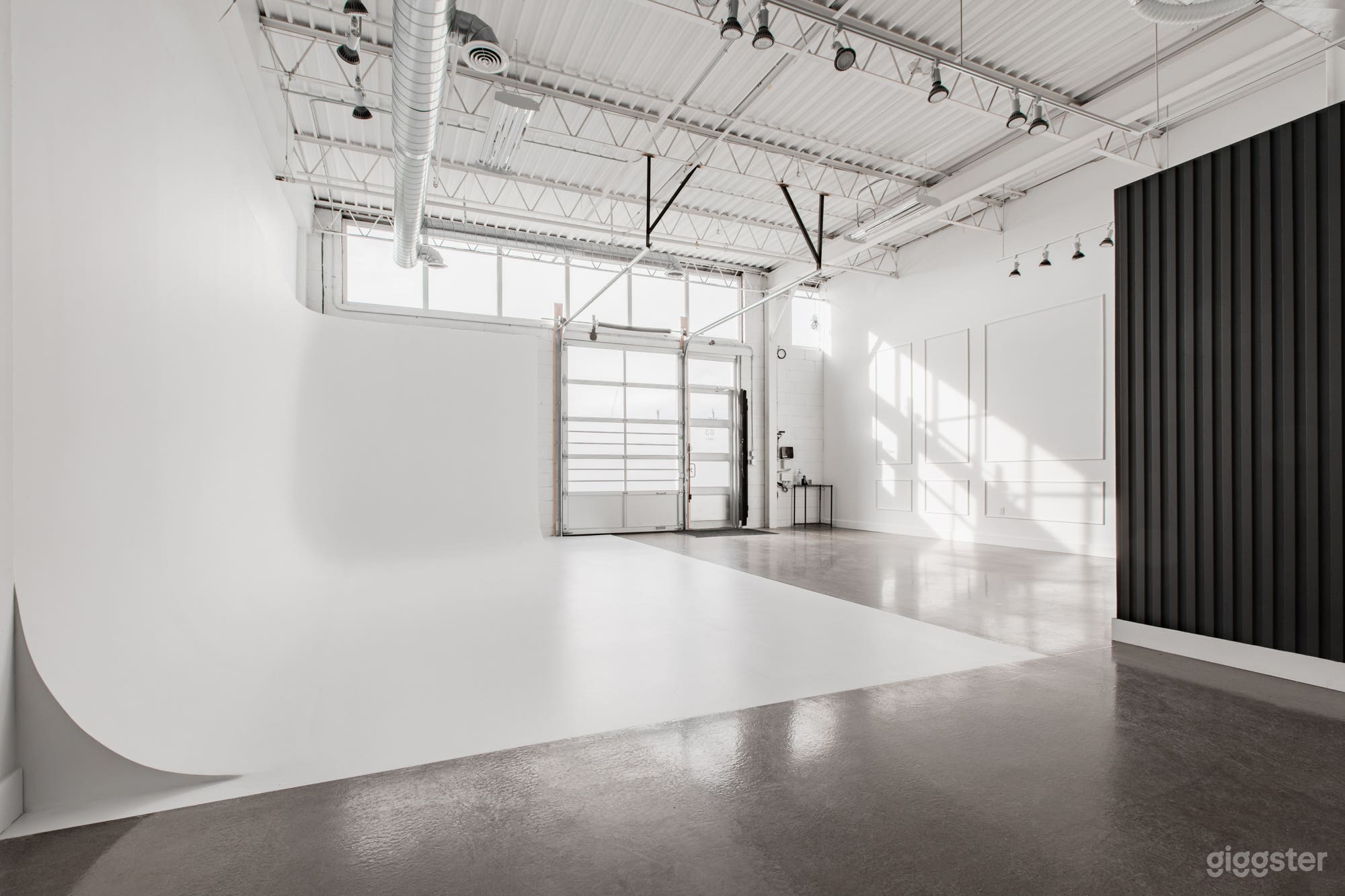 @studio.plusfour: Daylight Studio With Cyclorama Photo 1