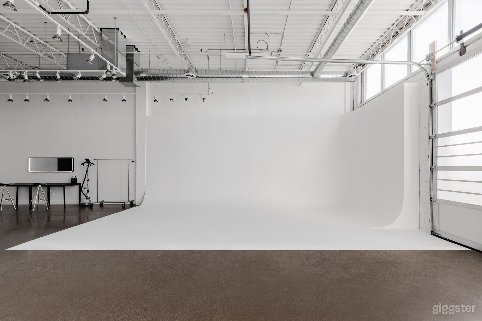 @studio.plusfour: Daylight Studio With Cyclorama Photo 3