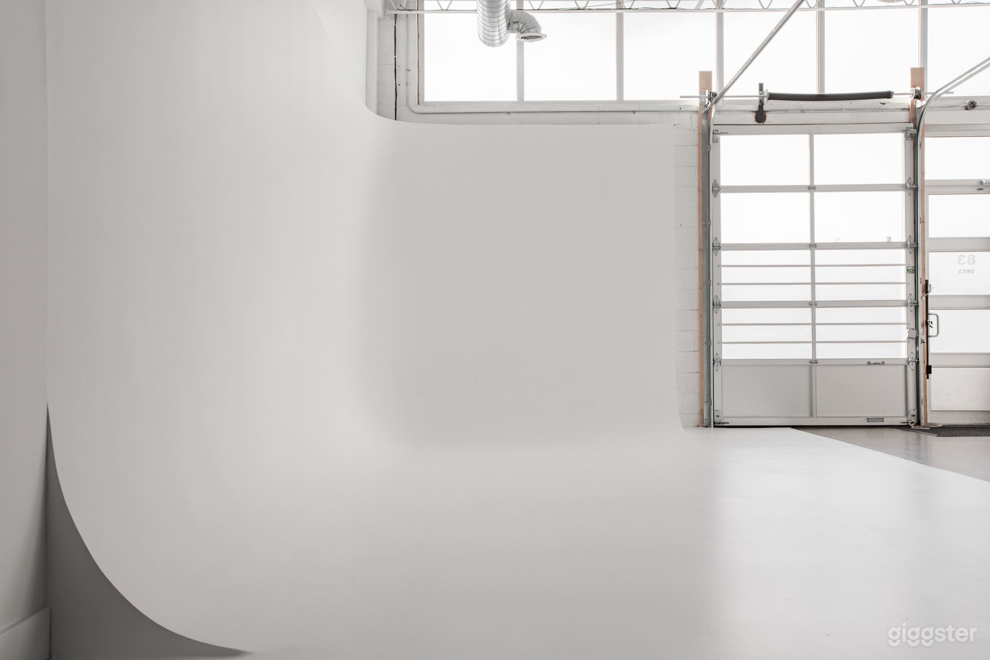 @studio.plusfour: Daylight Studio With Cyclorama Photo 2