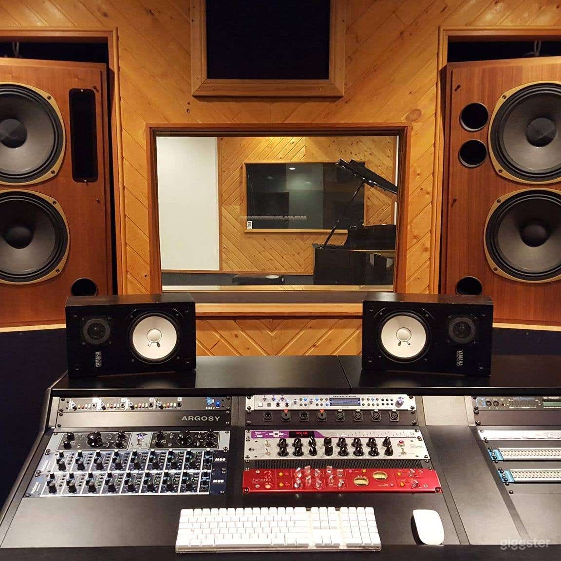 Well Equipped Studio in Granada Hills Photo 4