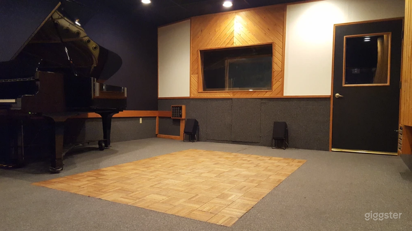 Well Equipped Studio in Granada Hills Photo 3