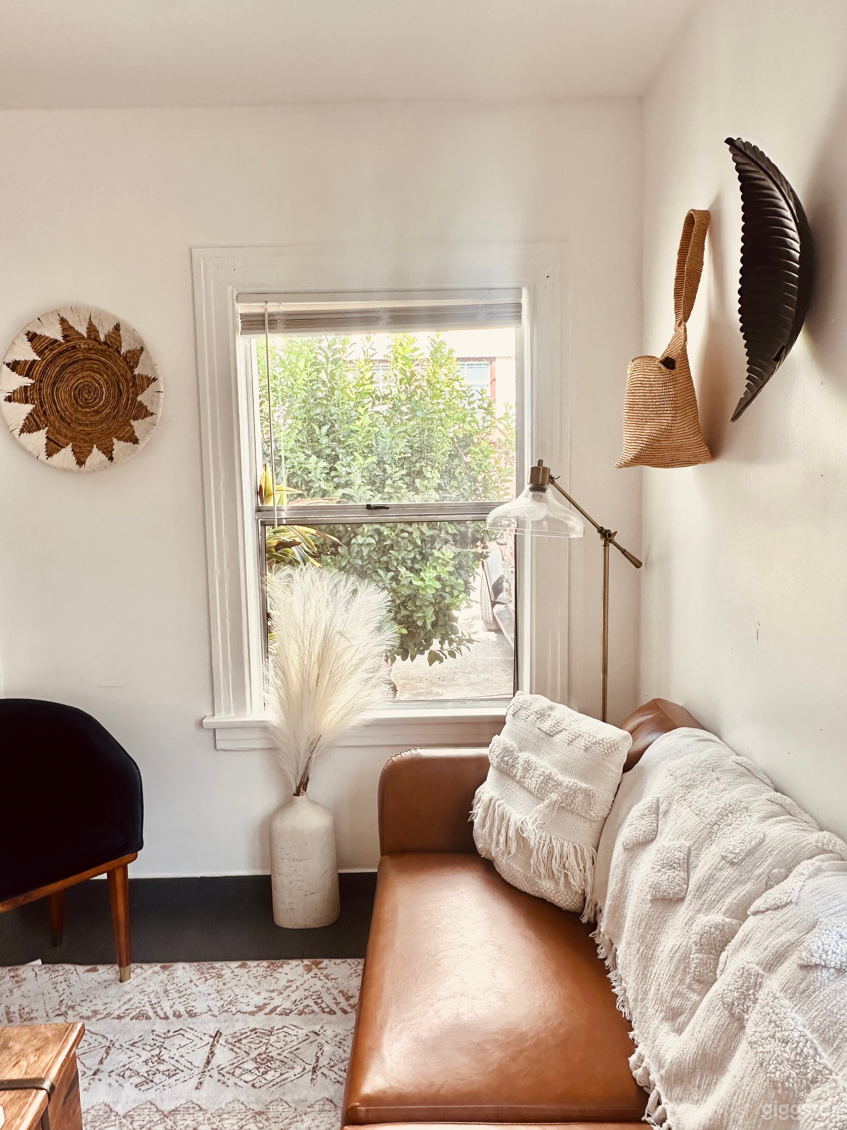 Natural light Modern 3 Bed Home with Yard Photo 4