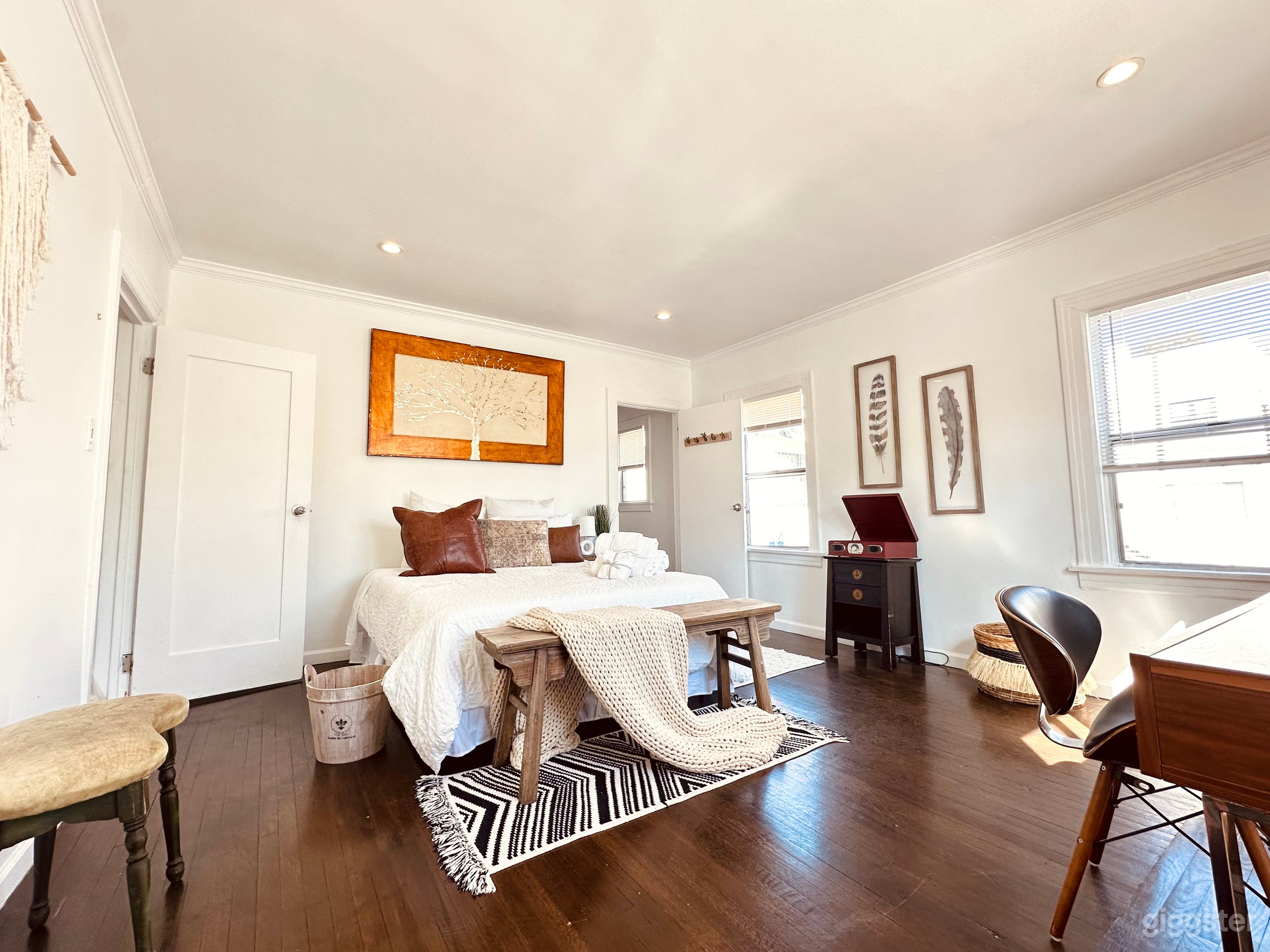 Natural light Modern 3 Bed Home with Yard Photo 1