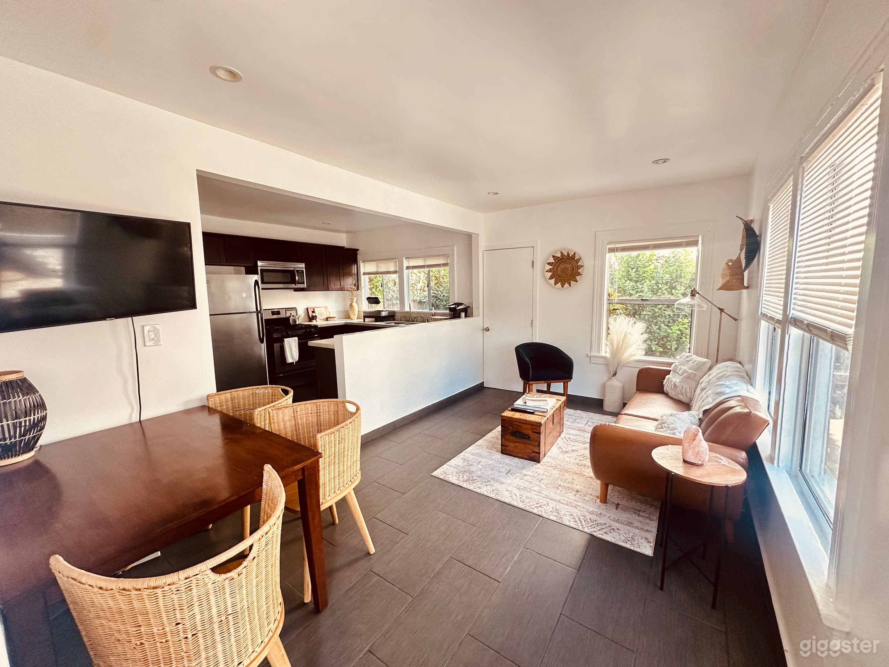 Natural light Modern 3 Bed Home with Yard Photo 2