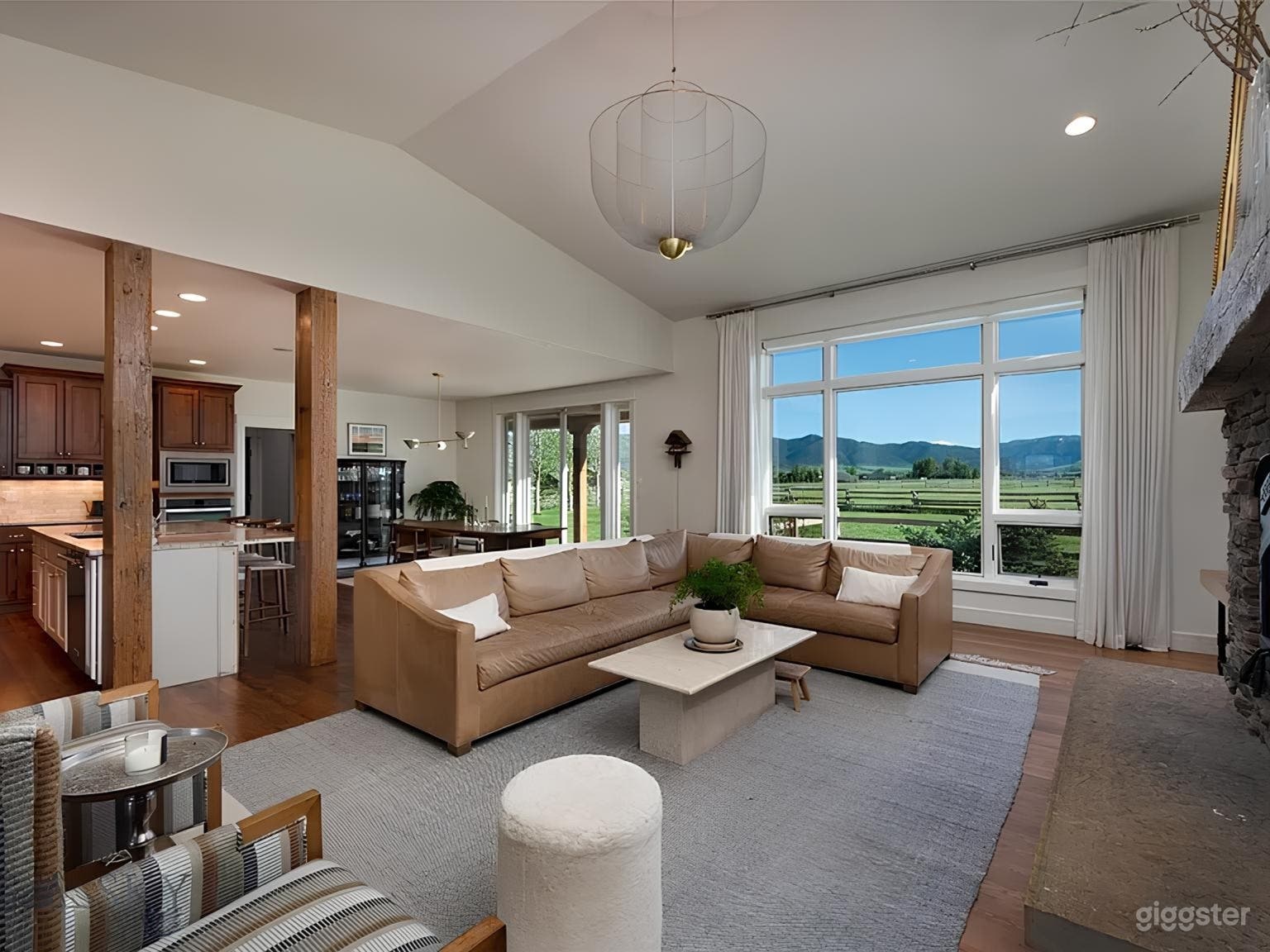 10 acre ranch with breathtaking mountain views Photo 2