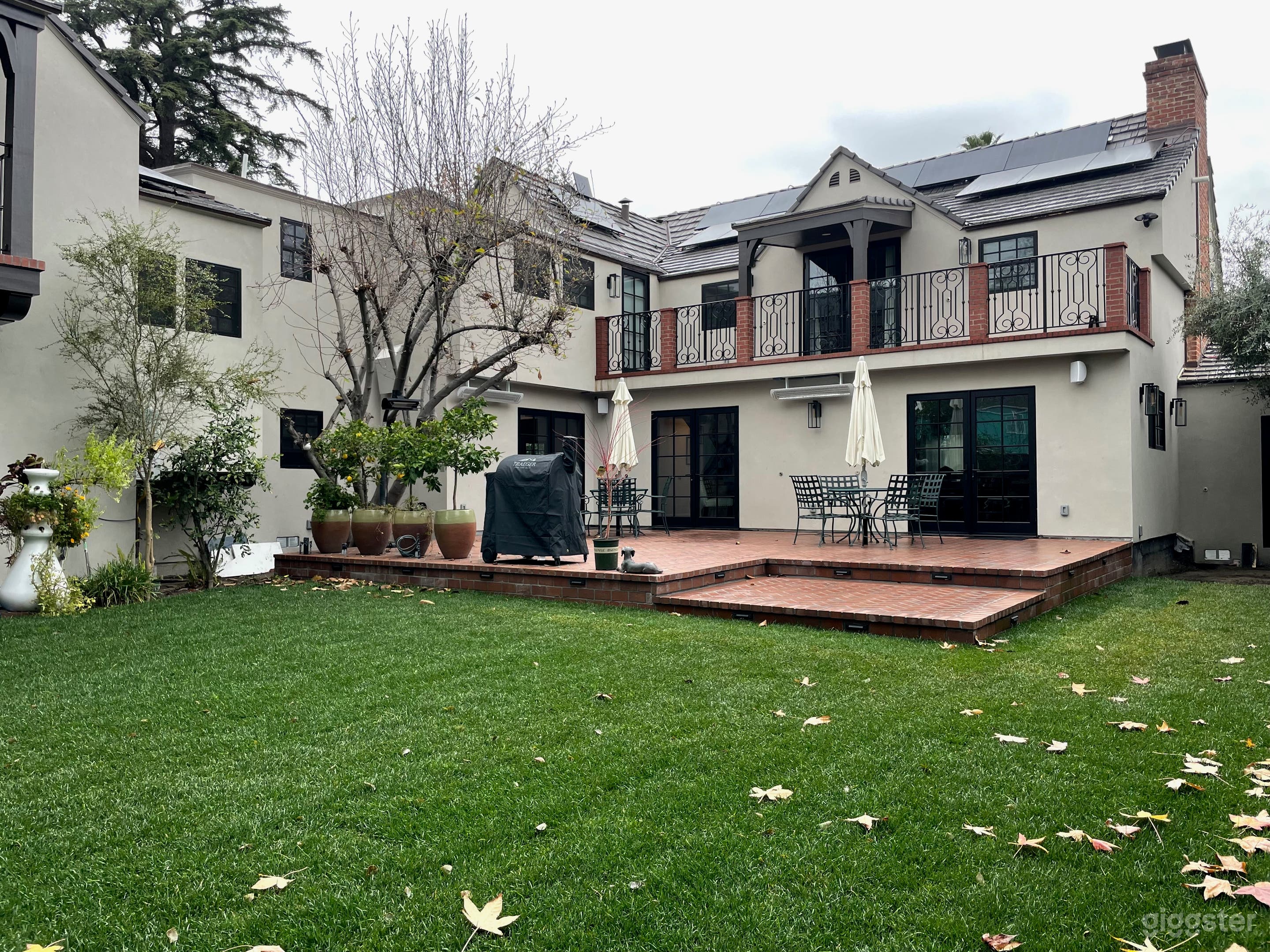 Captivating 2-Story Gem in Toluca Lake  Photo 2