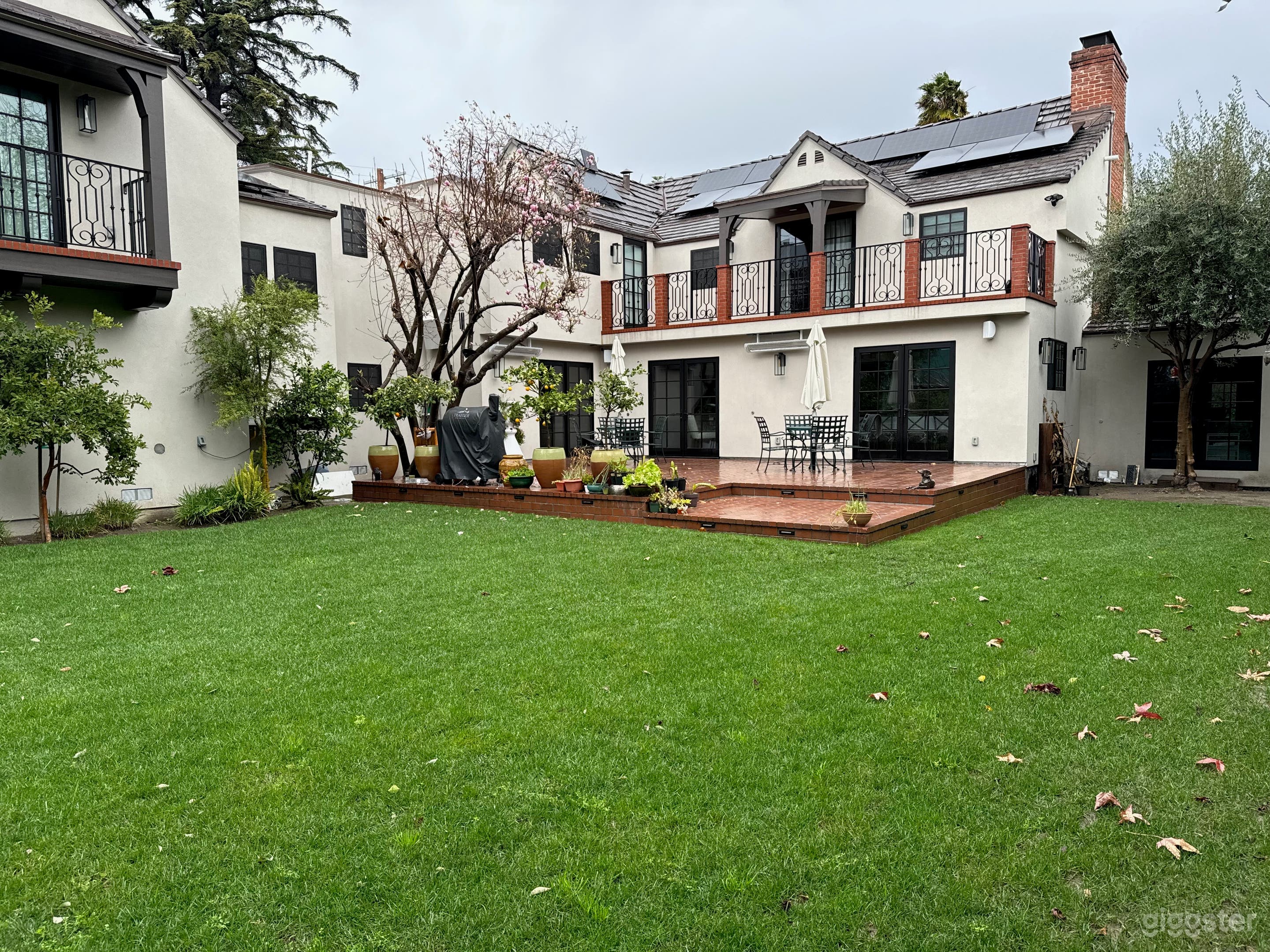 Captivating 2-Story Gem in Toluca Lake  Photo 3