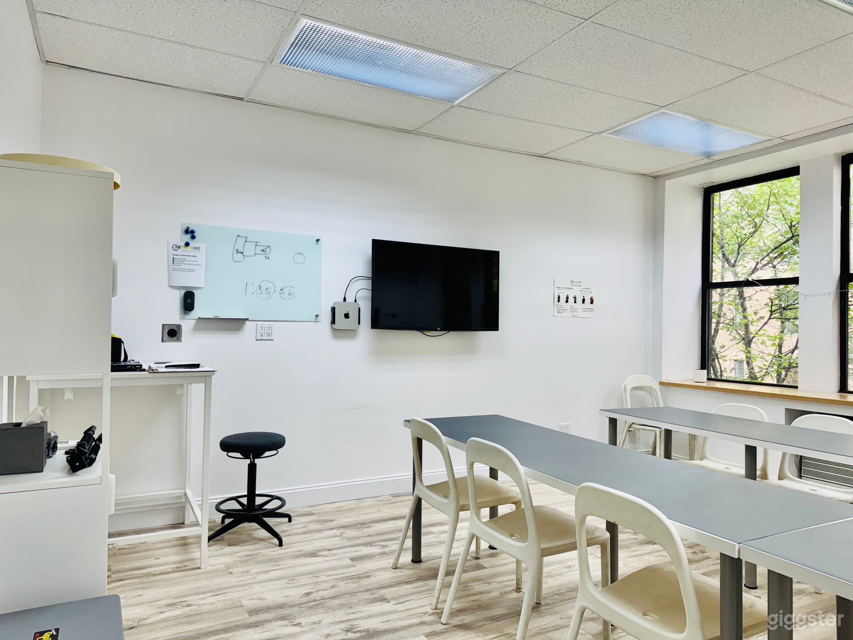 Midtown Meeting Room/Classroom with White Wall Photo 3