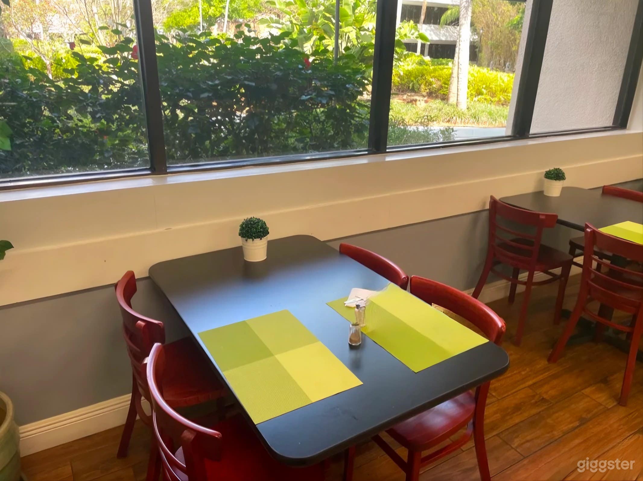 Bright & Quiet Restaurant Venue for Meetings and Events Photo 4