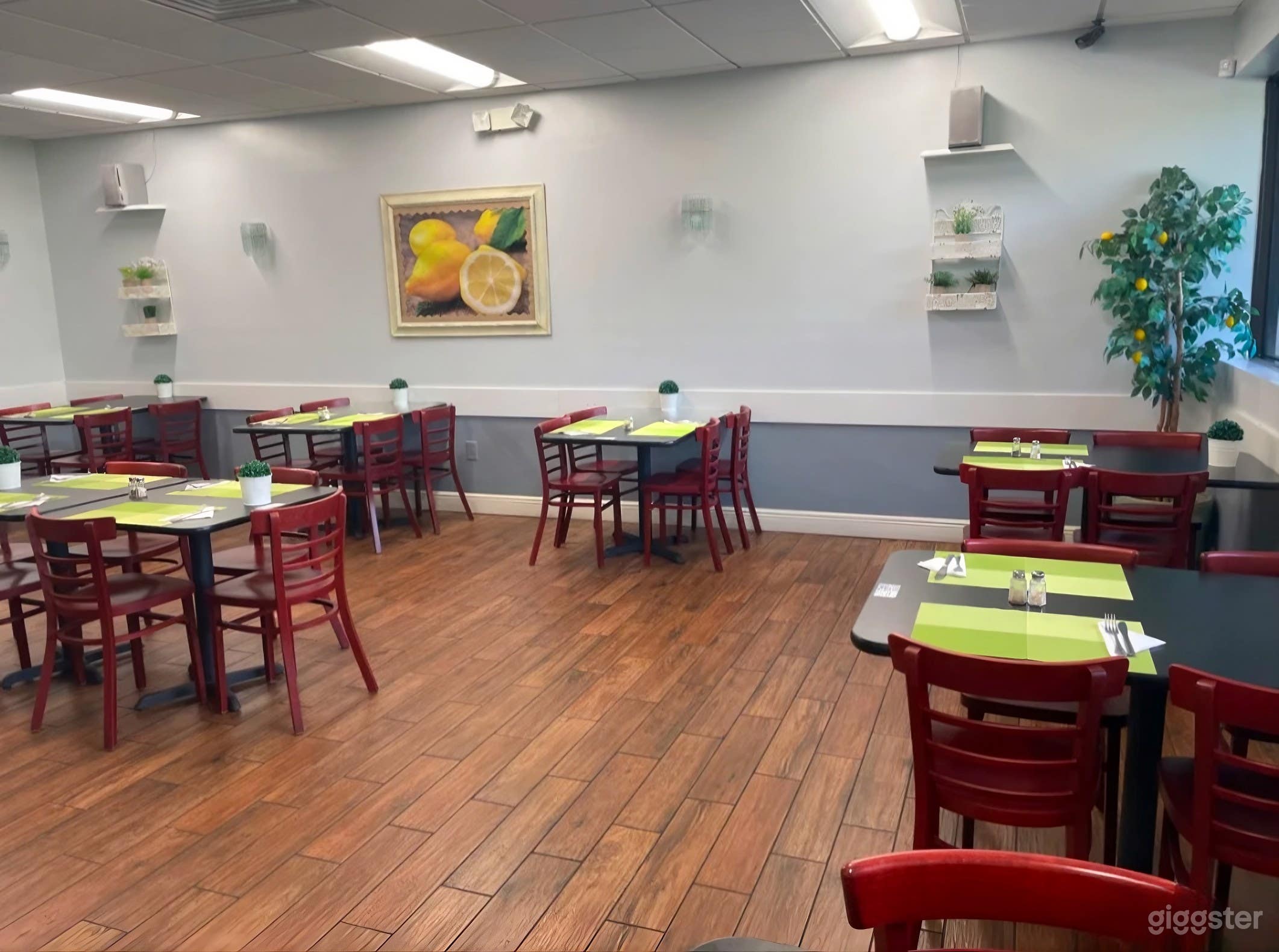 Bright & Quiet Restaurant Venue for Meetings and Events Photo 2