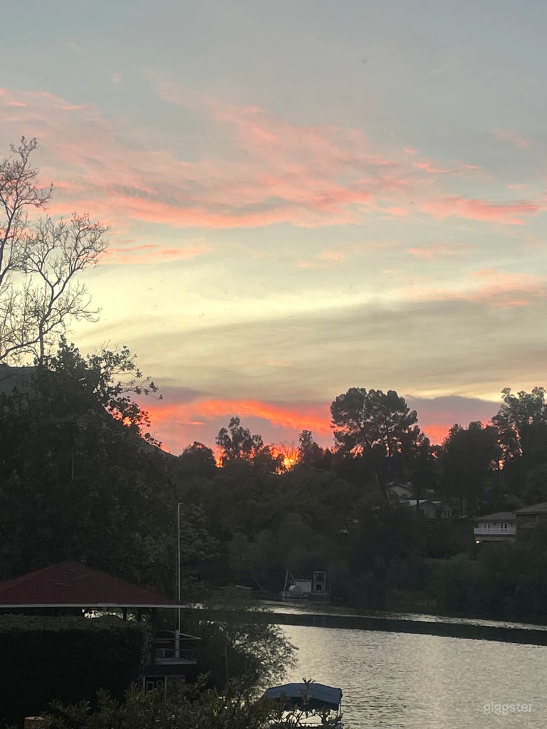  Lakehouse - open, bright, modern and scenic 