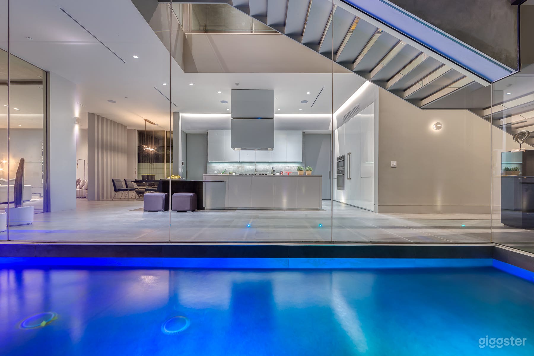 Modern Luxury House Film Location with Kitchen, Pool, Lounge Photo 1