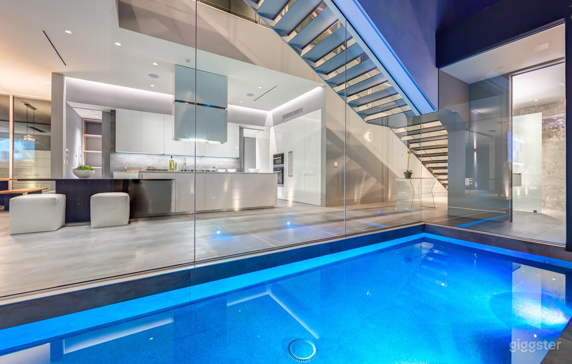 Modern Luxury House Film Location with Kitchen, Pool, Lounge Photo 4
