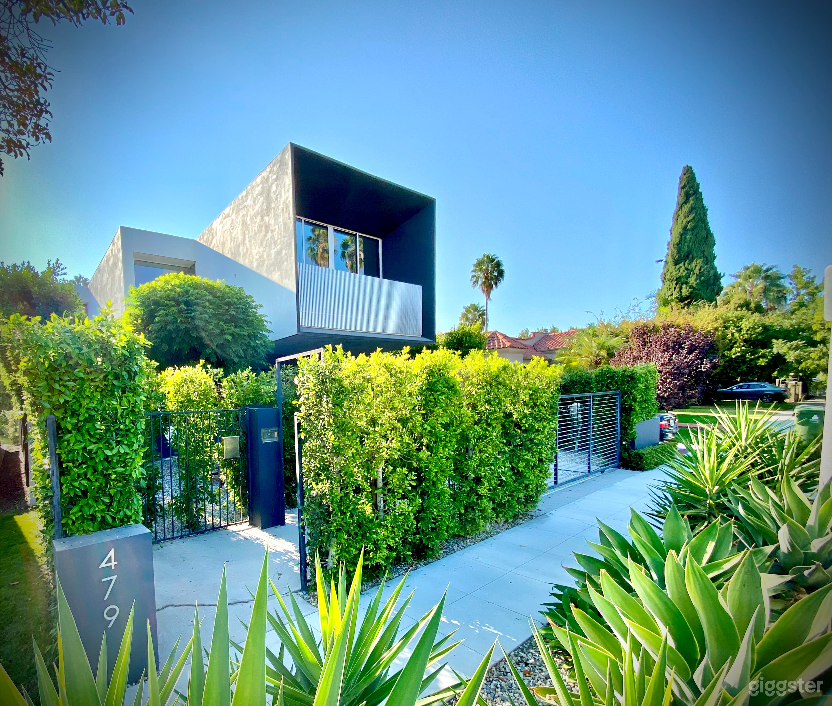 Modern Luxury House Film Location with Kitchen, Pool, Lounge Photo 3