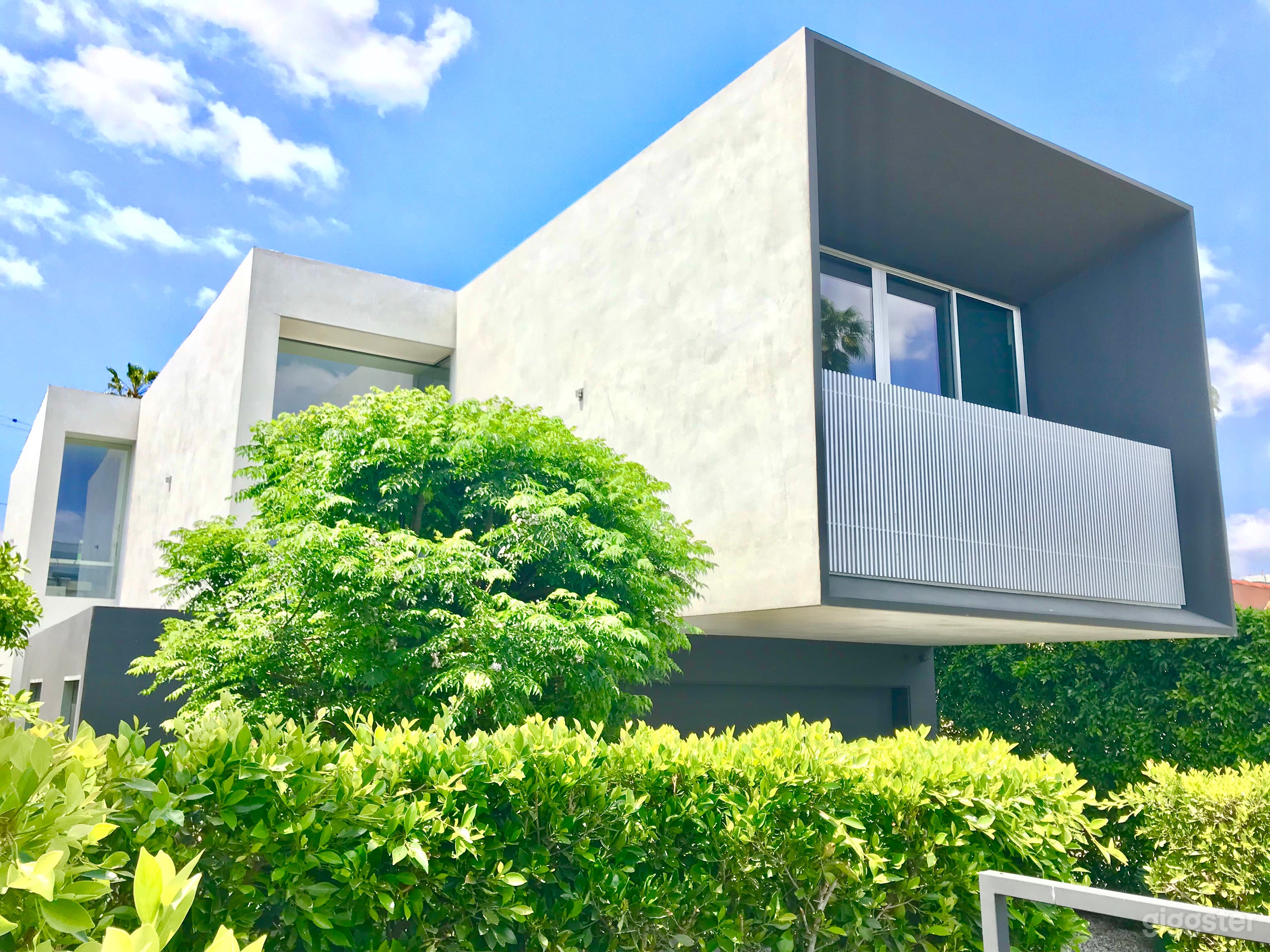 Modern Luxury House Film Location with Kitchen, Pool, Lounge Photo 2