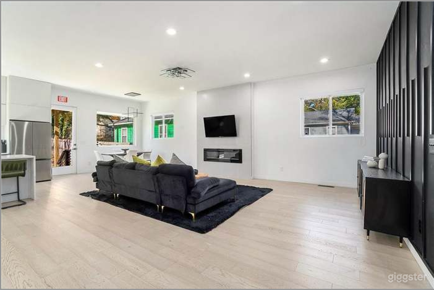 Luxury Modern Home| Perfect for Shoots & Production Photo 3