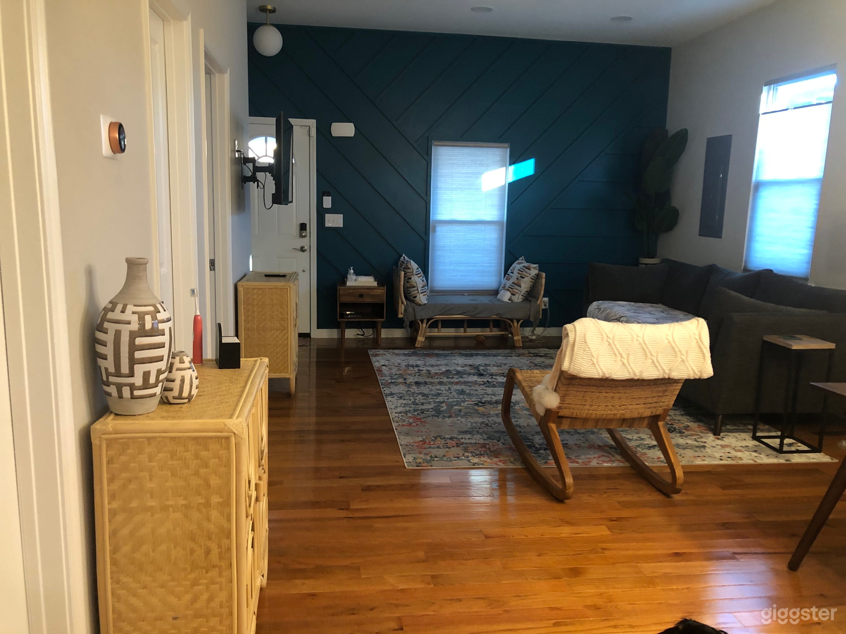 Bright bungalow style home w/open floor plan.  Photo 2