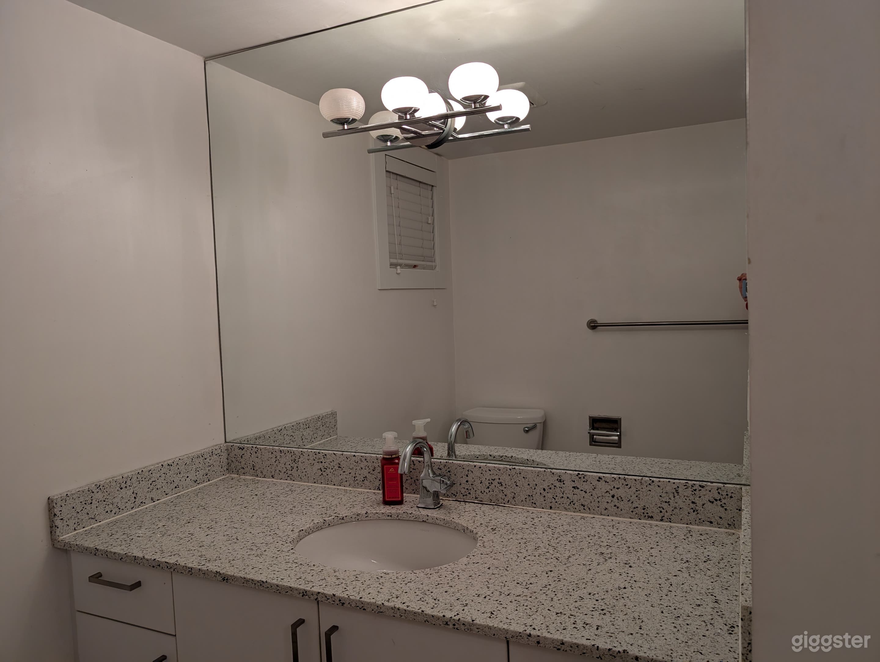Beautiful, bright and empty 3 bedroom single bath Photo 3