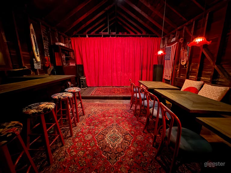 Speakeasy Rustico Cinematografico nel Fienile | Bar, Palco 6 Intenso Rosso 