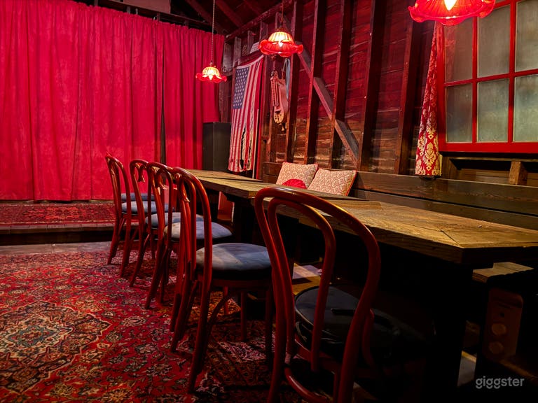  Speakeasy Rustico Cinematografico nel Fienile | Bar, Palco 6 Intenso Rosso 