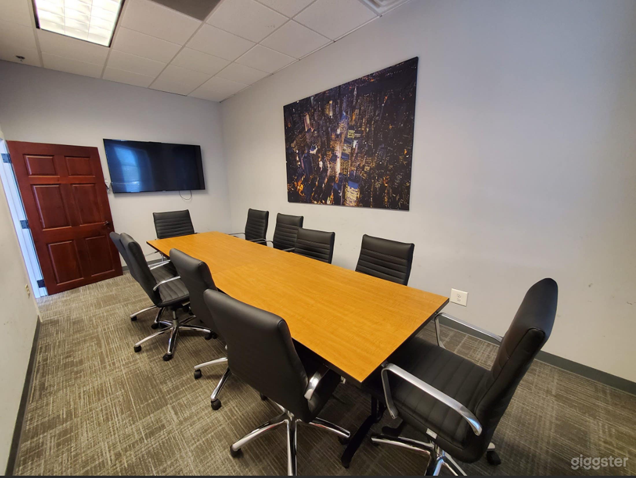 Modern Meeting Room with Natural Lighting Photo 4