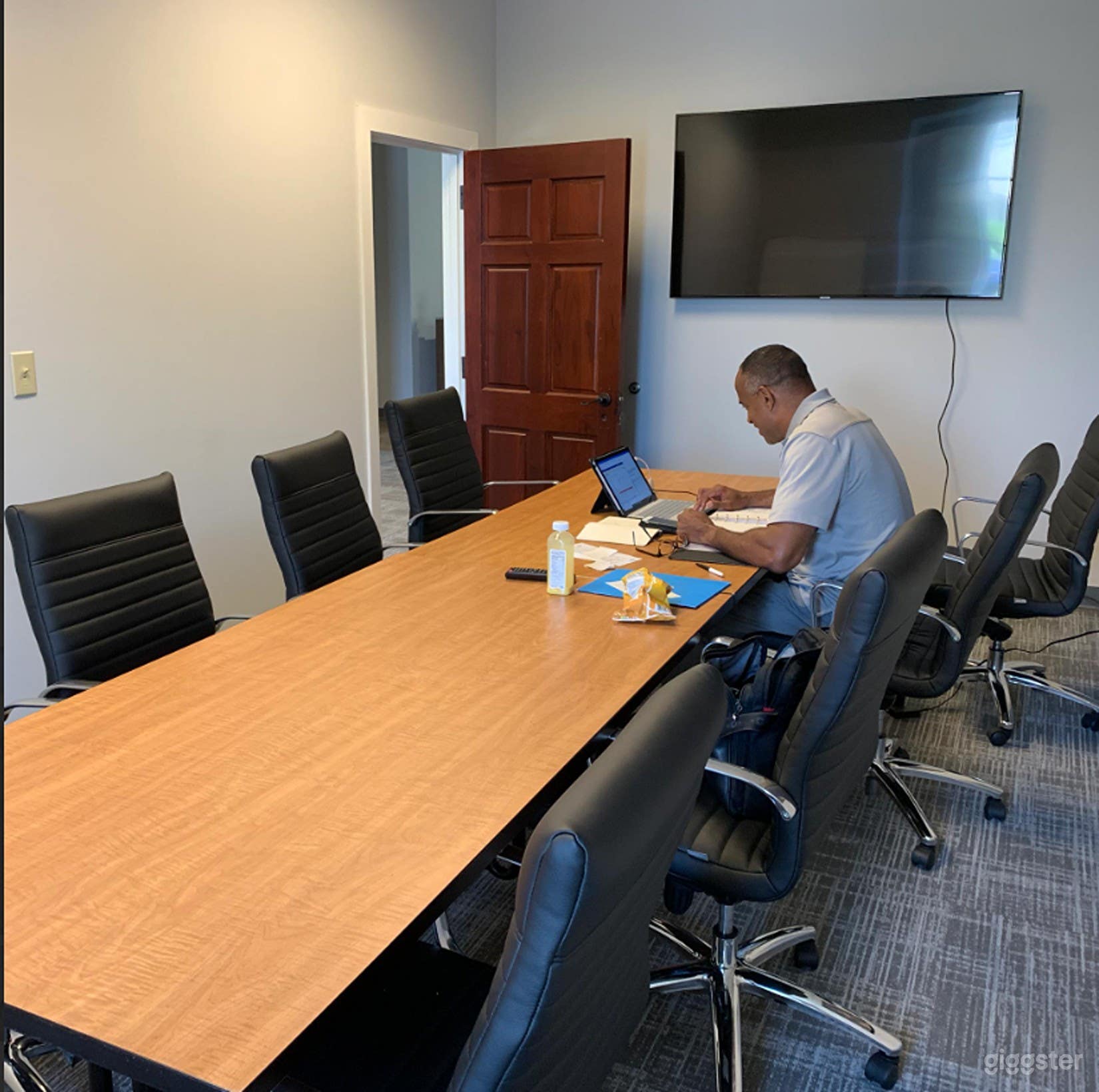 Modern Meeting Room with Natural Lighting Photo 3