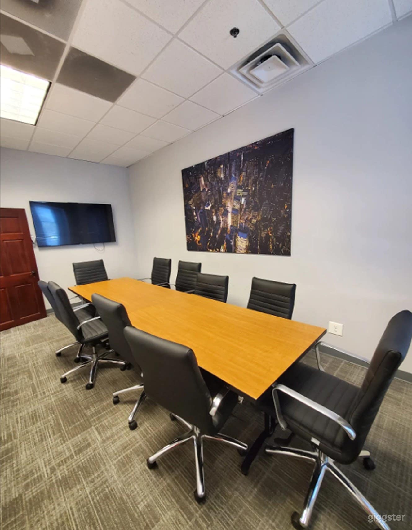 Modern Meeting Room with Natural Lighting Photo 2