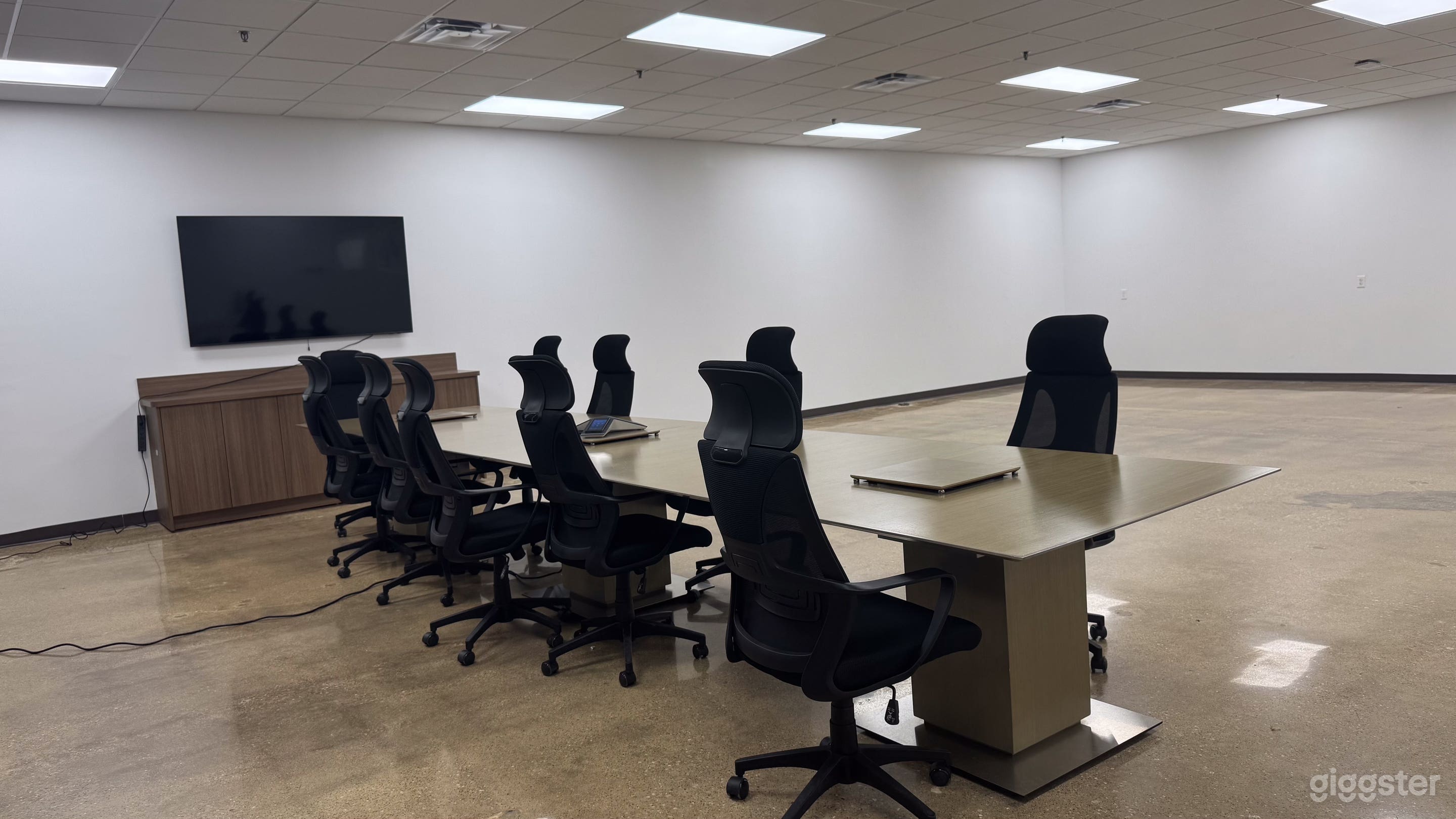 Visionz Designs: Large Conference/Meeting/Podcast Room Photo 3