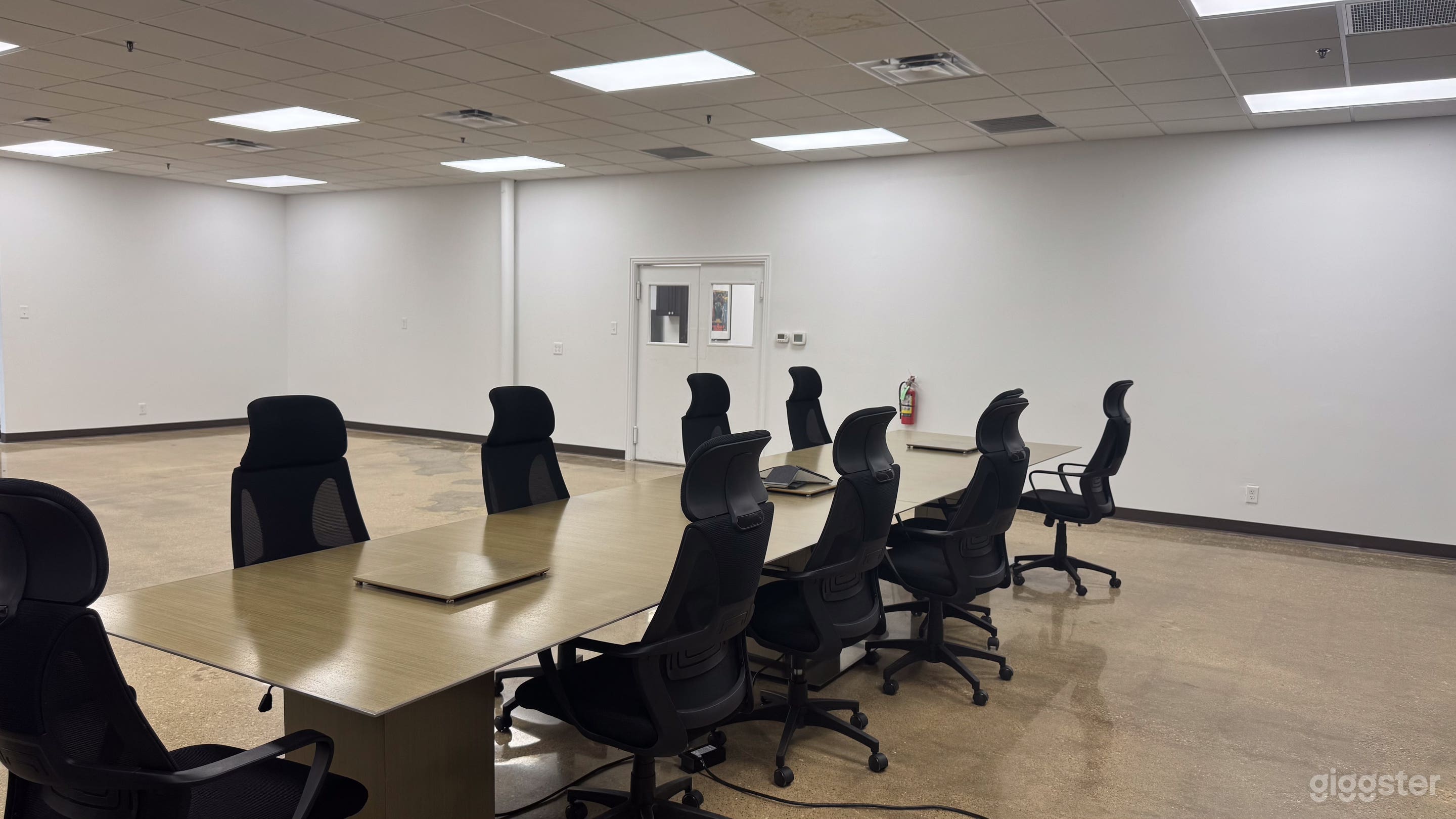 Visionz Designs: Large Conference/Meeting/Podcast Room Photo 4