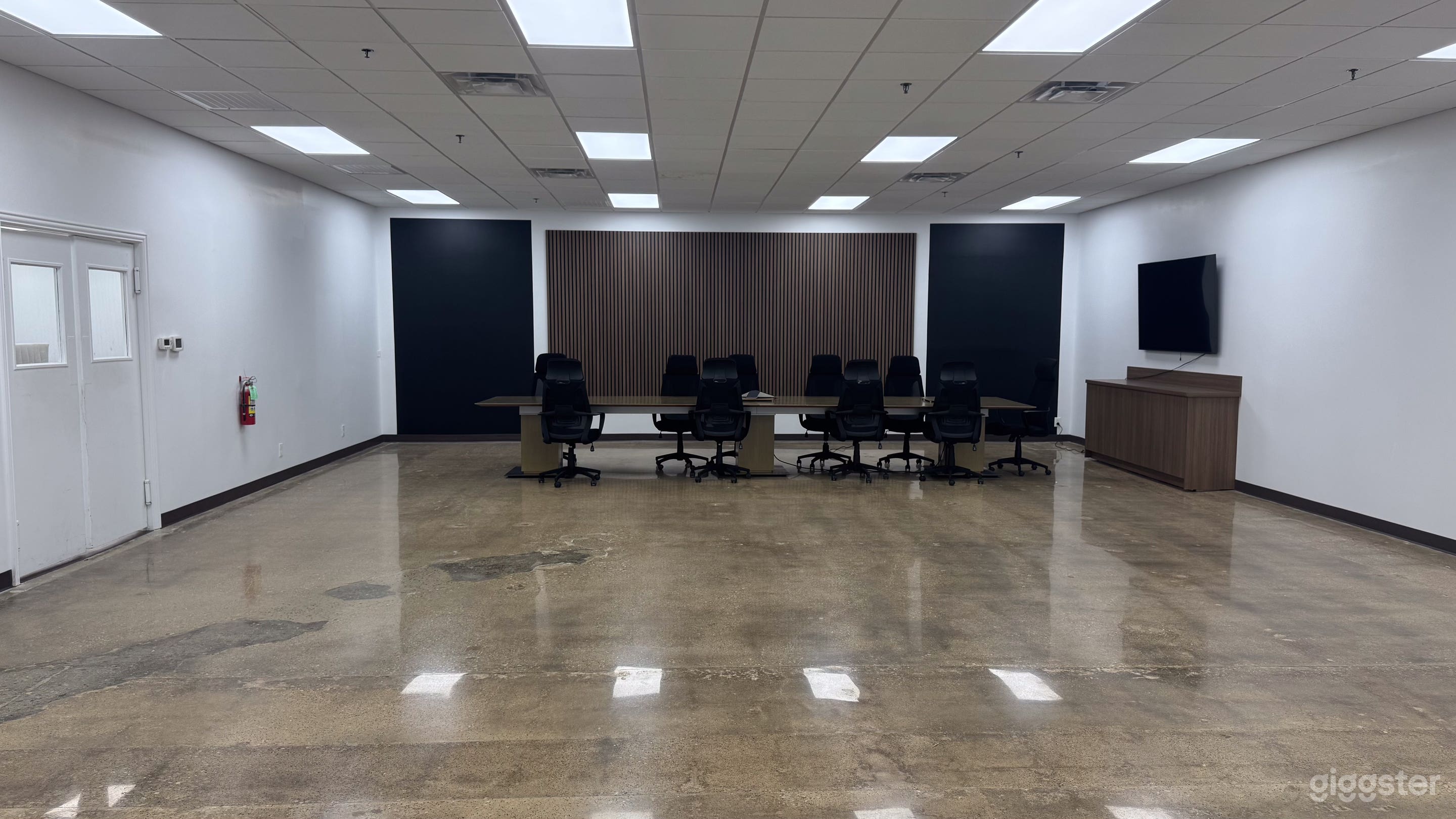 Visionz Designs: Large Conference/Meeting/Podcast Room Photo 1
