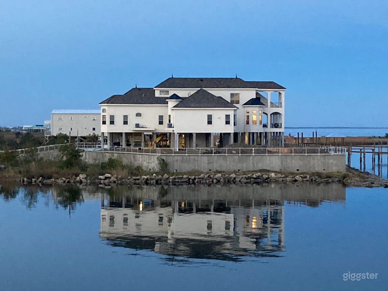  Mansion on Lake Catherine newly built w/ pool/dock 