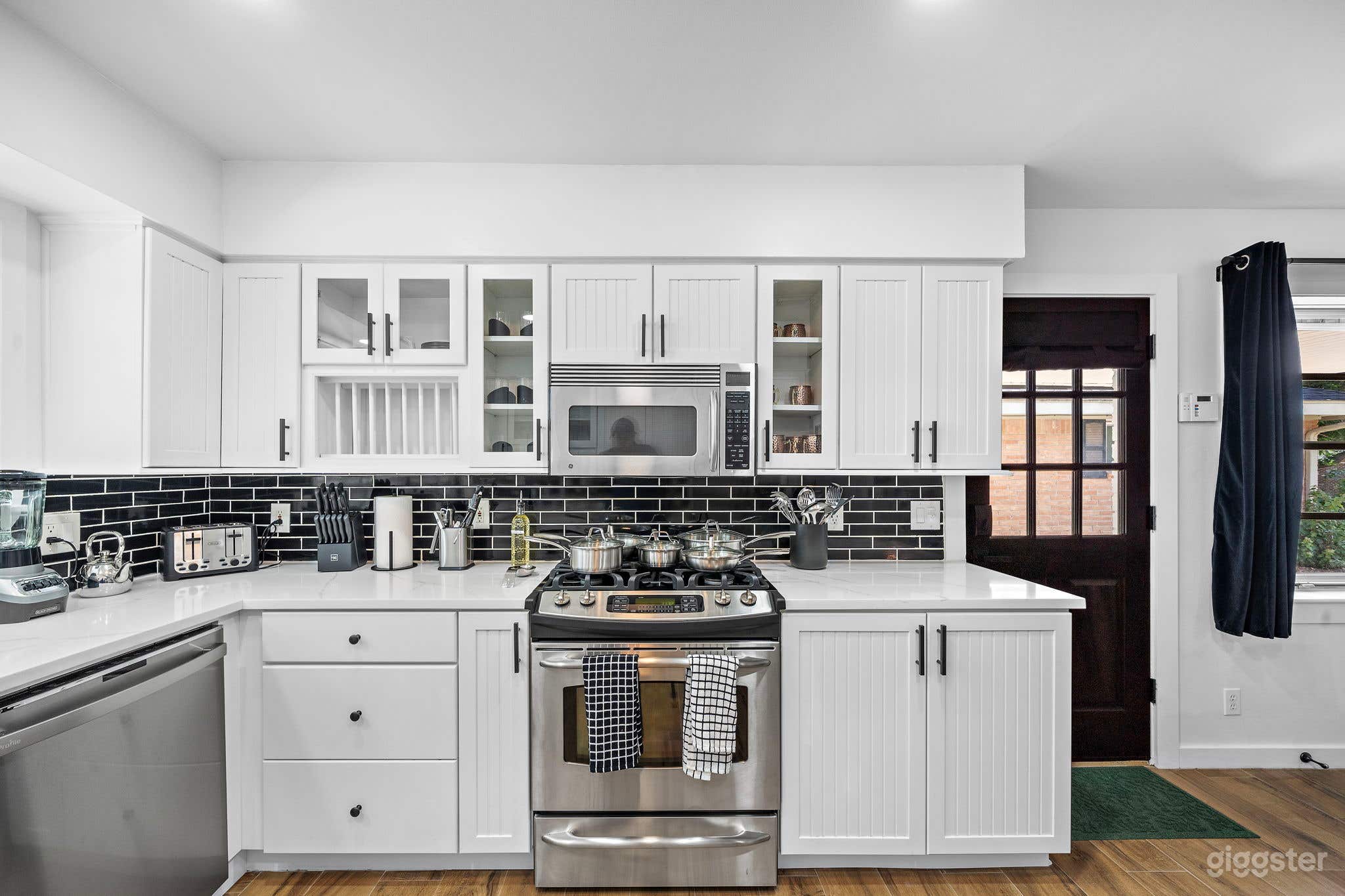 Aesthetic Welcoming House  in Houston Photo 3