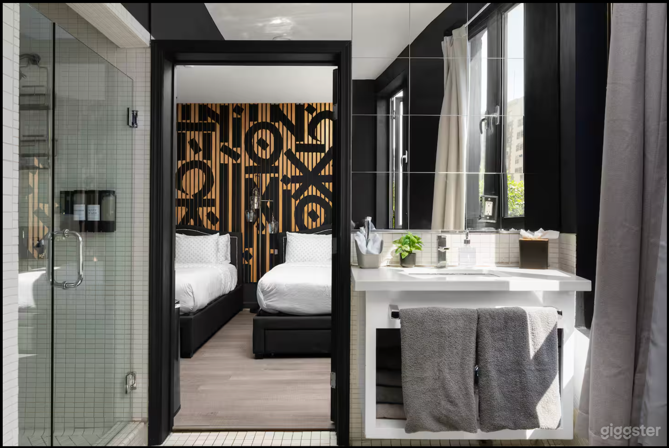 Spacious 1700 sq ft New York-Style/Retna Suite Photo 4