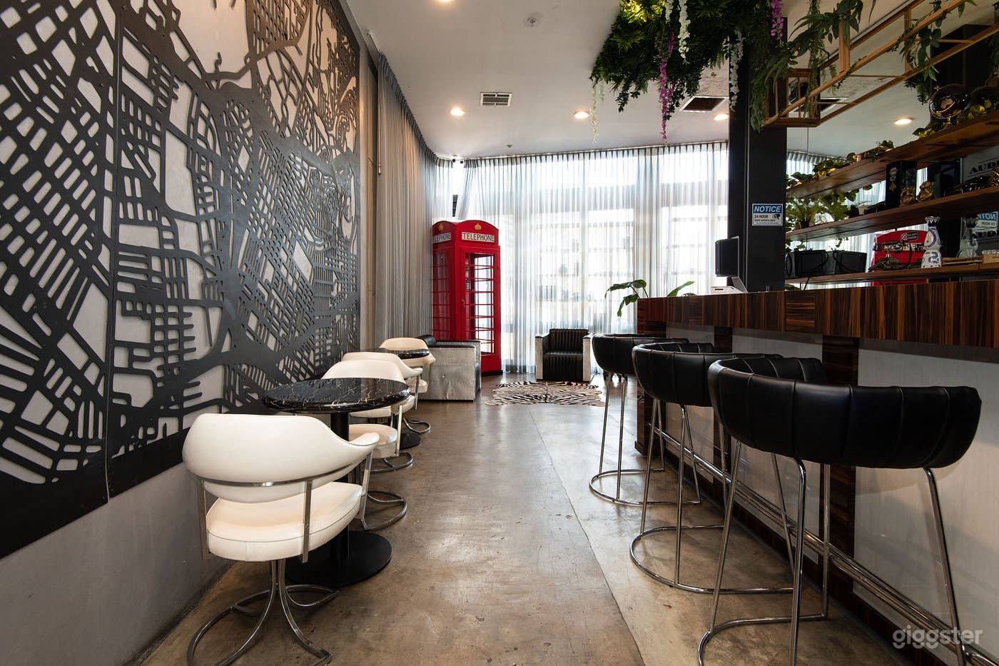 Spacious 1700 sq ft New York-Style/Retna Suite Photo 3